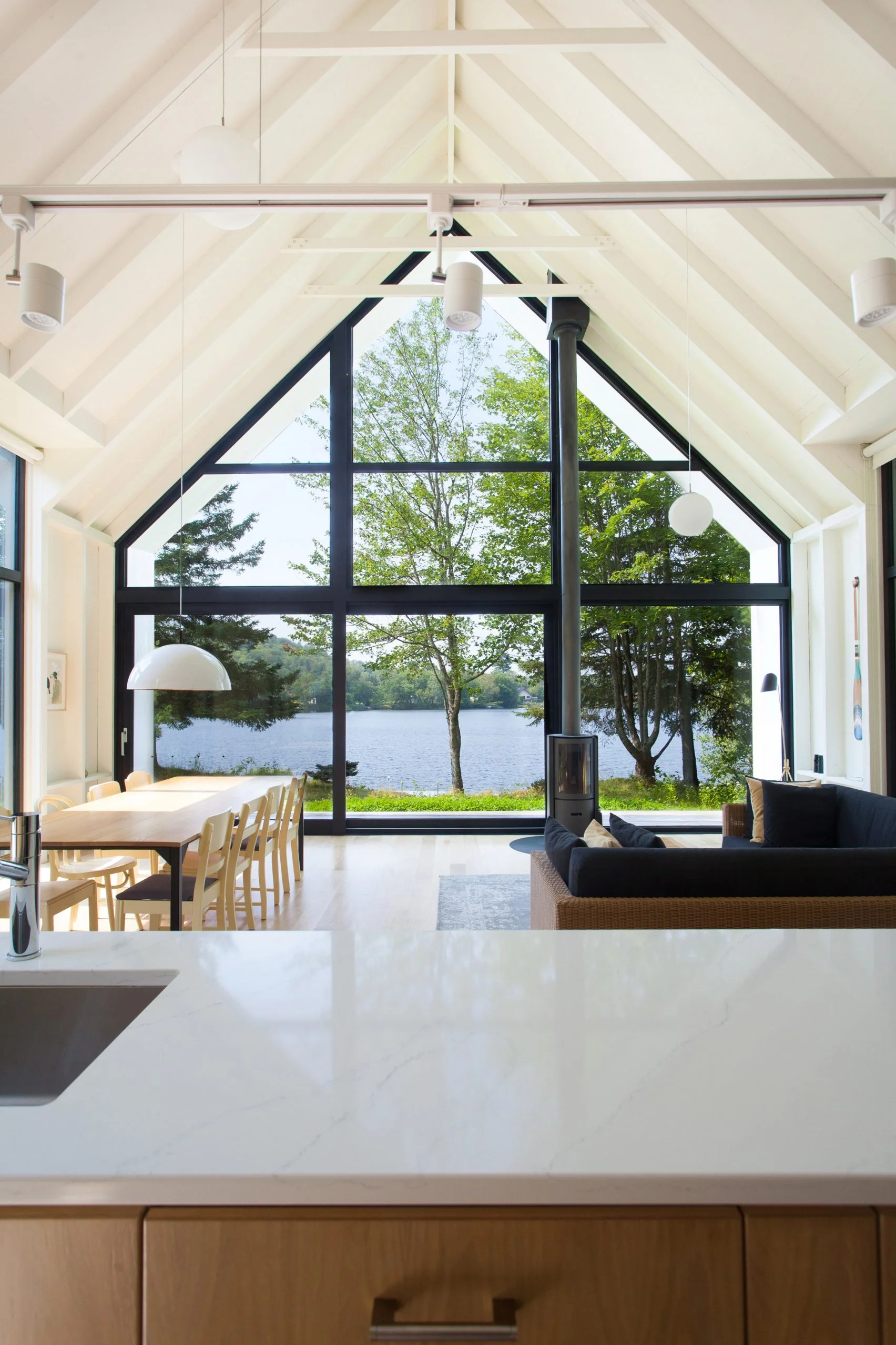 window-on-the-lake-yh2-architecture-residential-canada_dezeen_2364_col_1-1704x2556.jpg