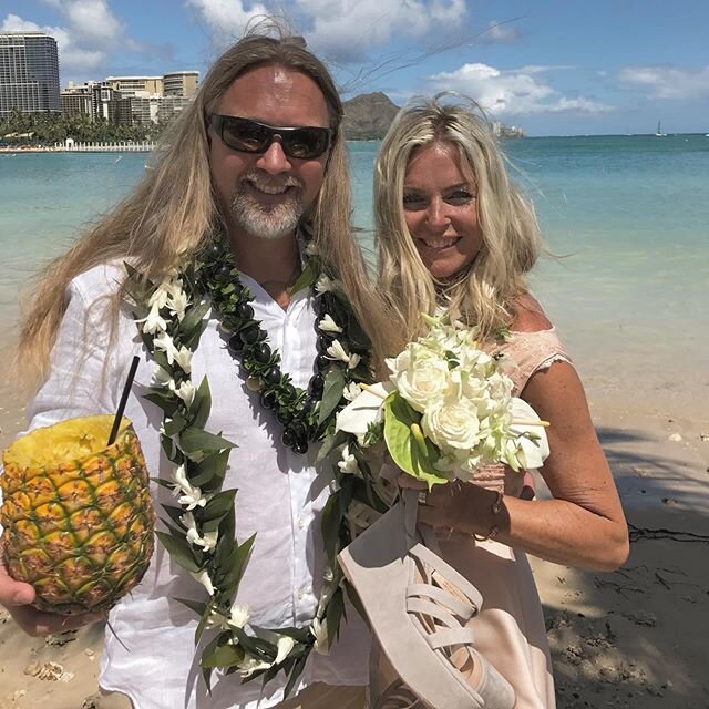 Love of my life❤️3years of marriage and 22years together❤️
#husbandandwife #loveforever #waikiki #oahu #beachwedding #barefoot #emallas #dress