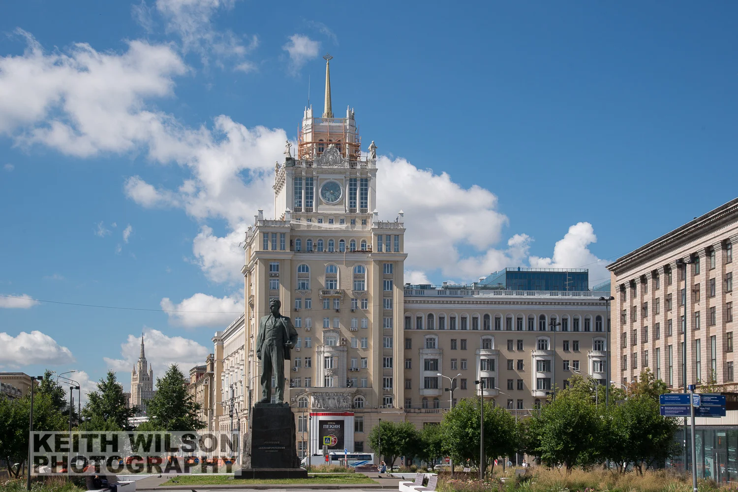 Pamyatnik V. V. Mayakovskomu & Peking Hotel