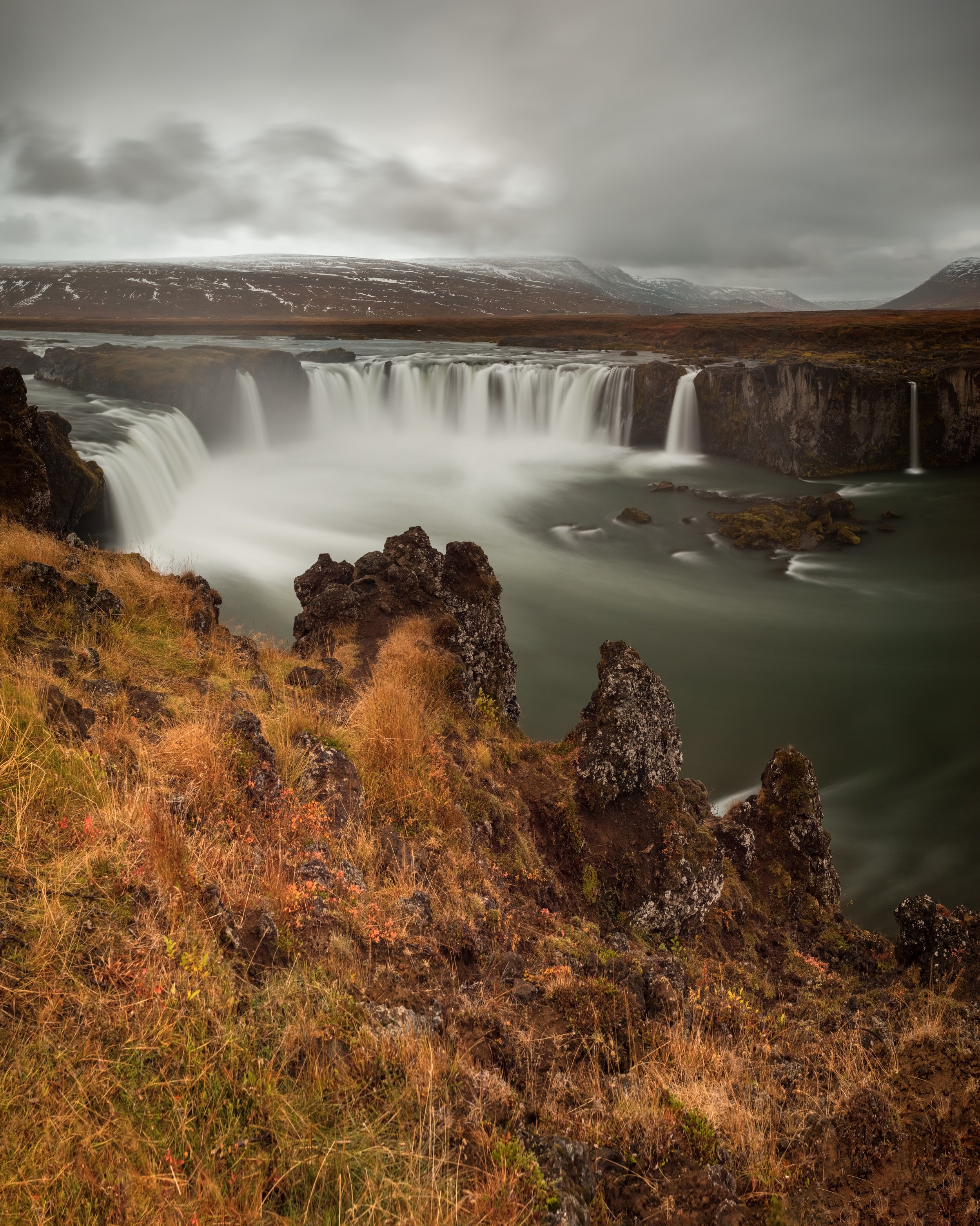  Goðafoss is a waterfall in northern Iceland. It is located along the country's main ring road at the junction with the Sprengisandur highland road, about 45 minutes from Akureyri, Iceland's second largest city. The water of the river Skjálfandafljót