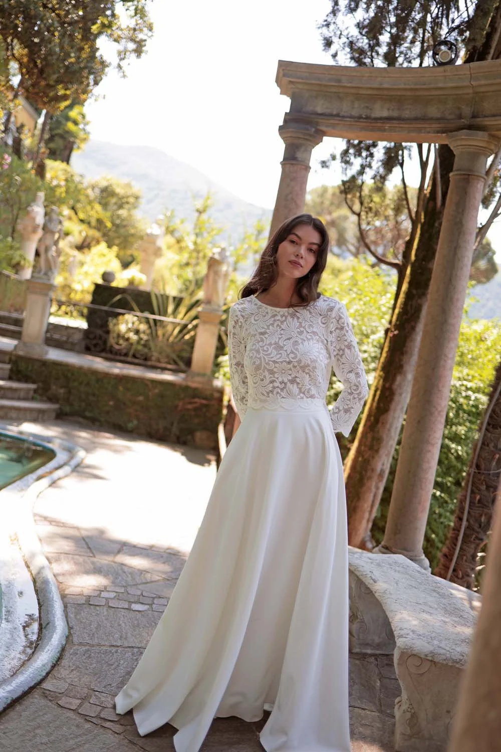 Felicite_lorie-ensemble-mariage-haut-dentelle-manches-3-4-dos-nu-jupe-longue-evasee-maison-lemoine_nantes.jpg