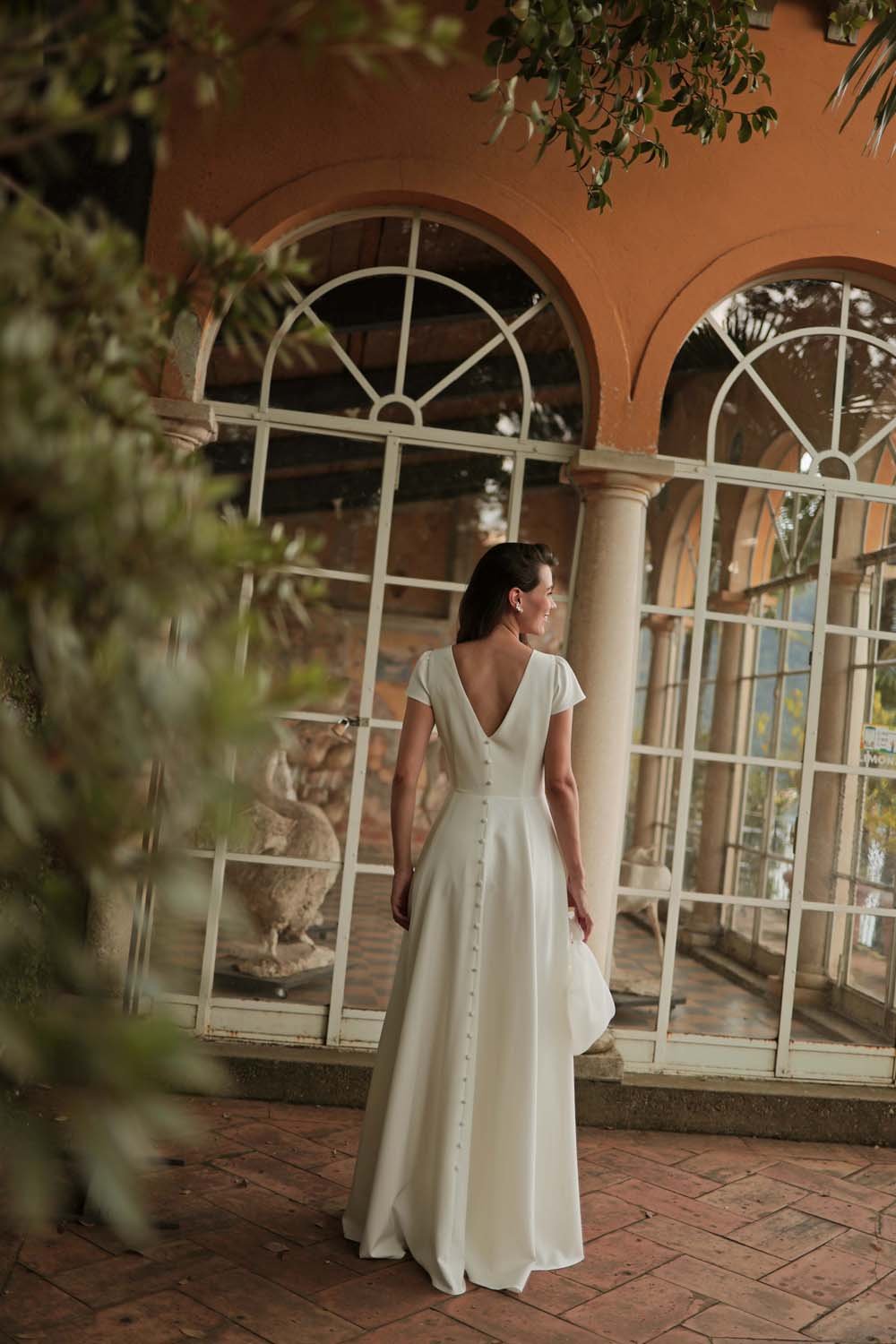 Felicte_andrea-robe-de-mariee-simple-evasee-decollete-fente-boutons-dos-maison-lemoine_nantes3.jpg