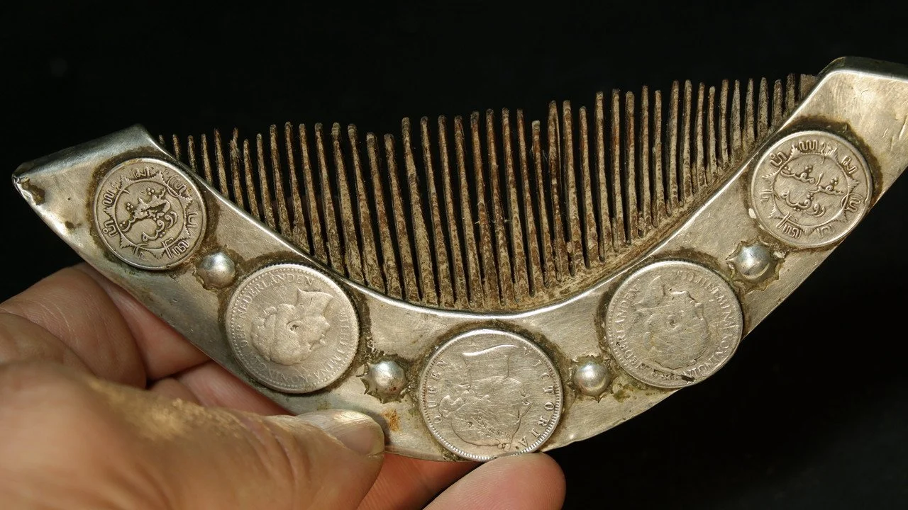 ANTIQUE TIMOR HORN SILVER COMB.jpeg