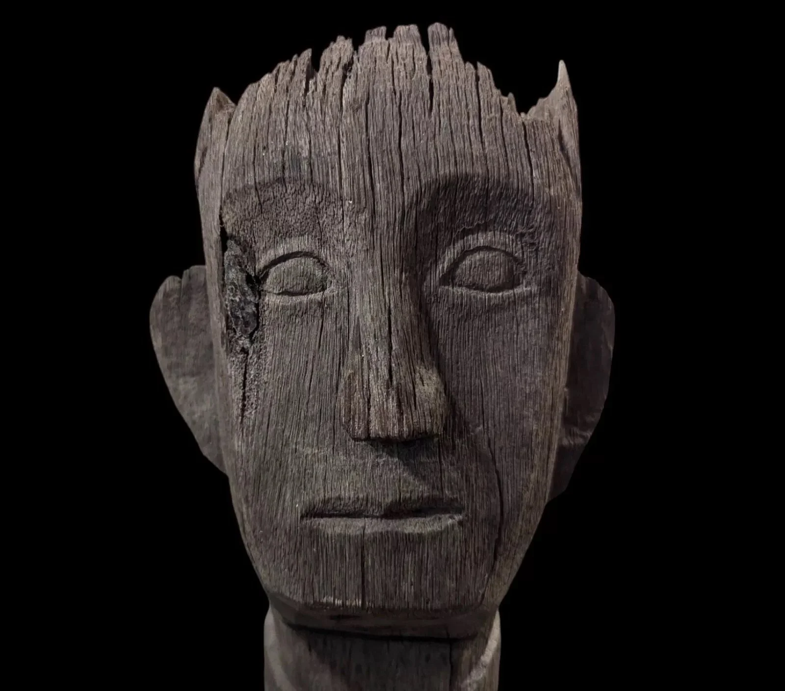 patung antique statue dayak hampatong borneo face.jpeg