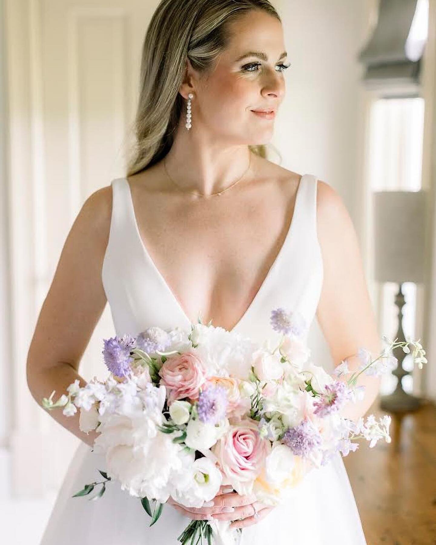 Needed to find a bride with beautiful spring/summer colors to brighten up the day today!! While spring has NOT sprung quite yet, these pics have definitely got us in our spring/summer feels! 🌸🌼
&bull;
Emily &amp; Bryan&rsquo;s wedding looked like t