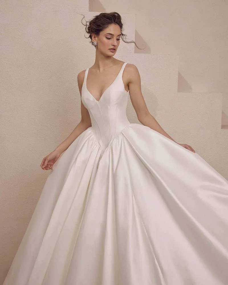 Brand new in from Blanc by @callablanchedress 🤍 the Quenara dress is a beautiful basque waist ballgown with a V neckline. The bodice of this reminds me of a ballerina- elegant and flattering 🩰 
&bull;
#pierasbridal #pierasbridalcouture #callablanch
