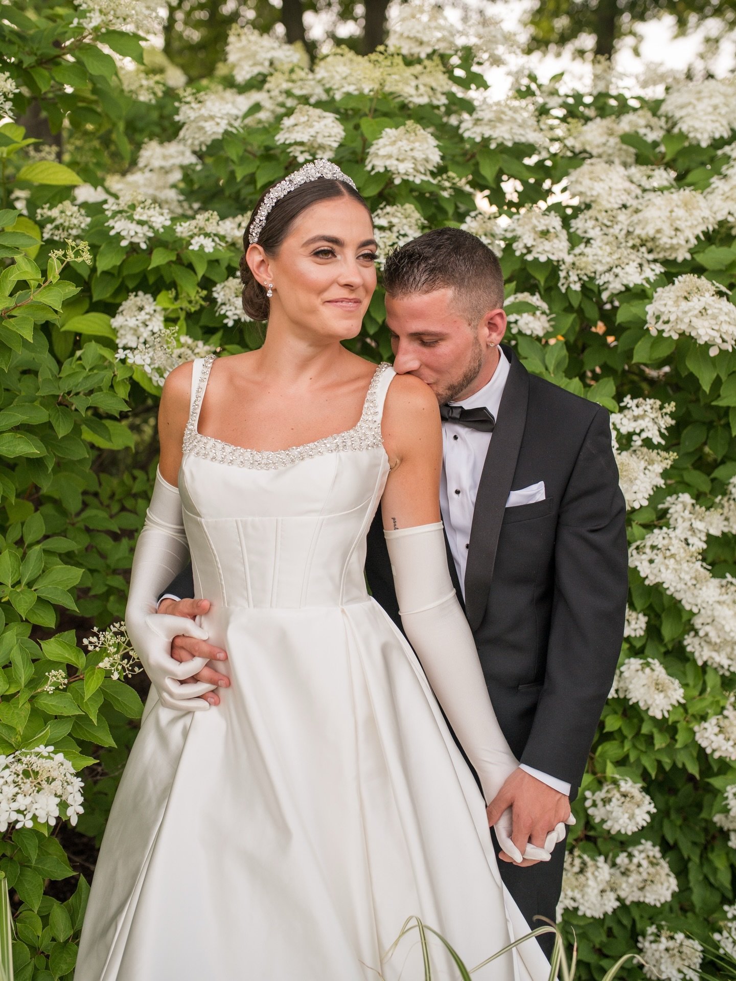 It doesn&rsquo;t get more classic than a silk ballgown 🤍 Mariesa accessorized her bridal gown with true glamour in mind! Satin opera length gloves, a dramatic cathedral length veil, and topped off with a classic tiara ✨ 
&bull;
&bull;
Photos: @adrie