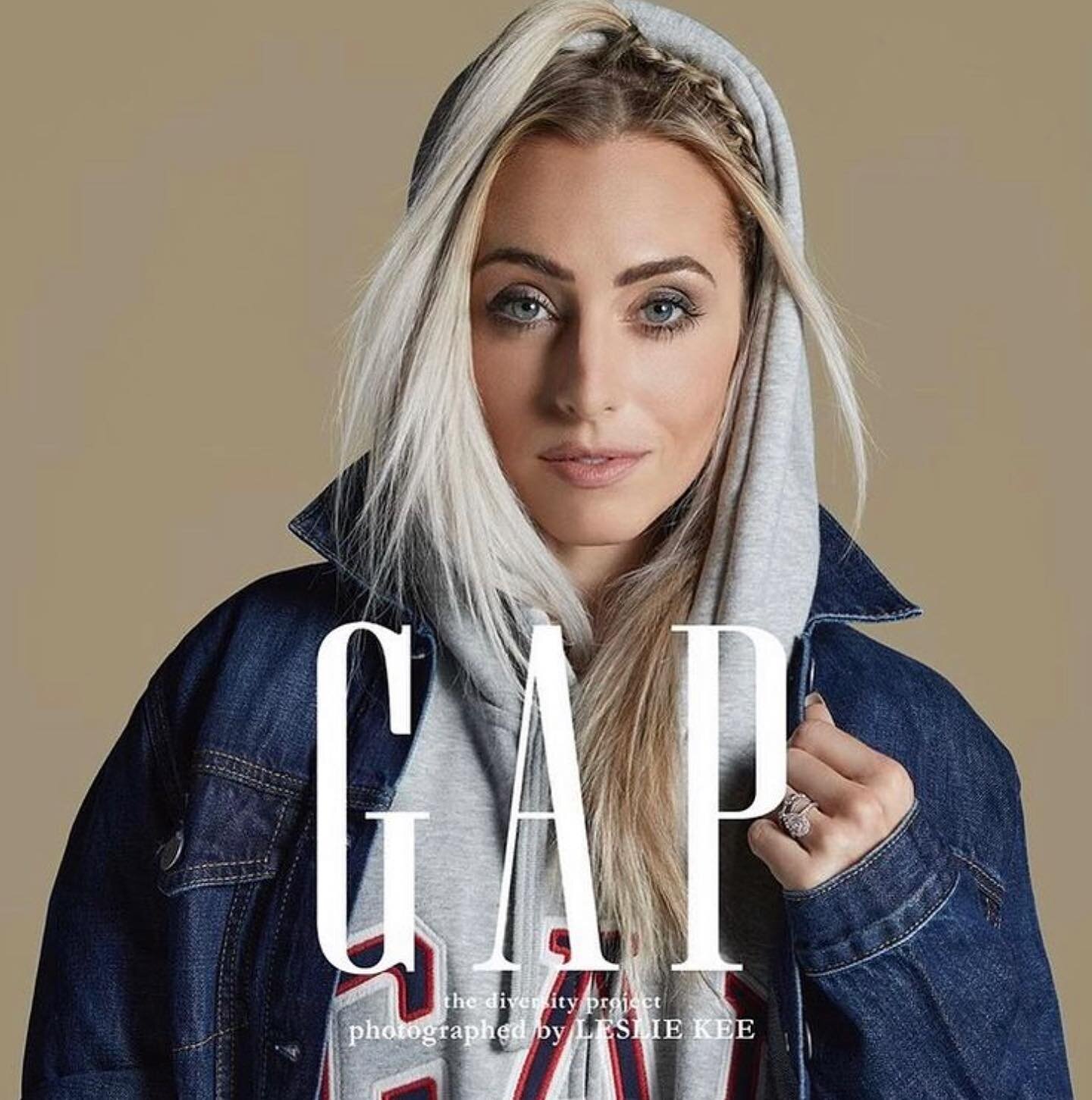 @kelsiewattsmusic is killing this @gap_jp campaign! Hair color by our girl @prettybyparson
.
.
.
#nashvillesalon #brentwoodsalon #nashvillehairsalon #hunterpaigebyparlour3