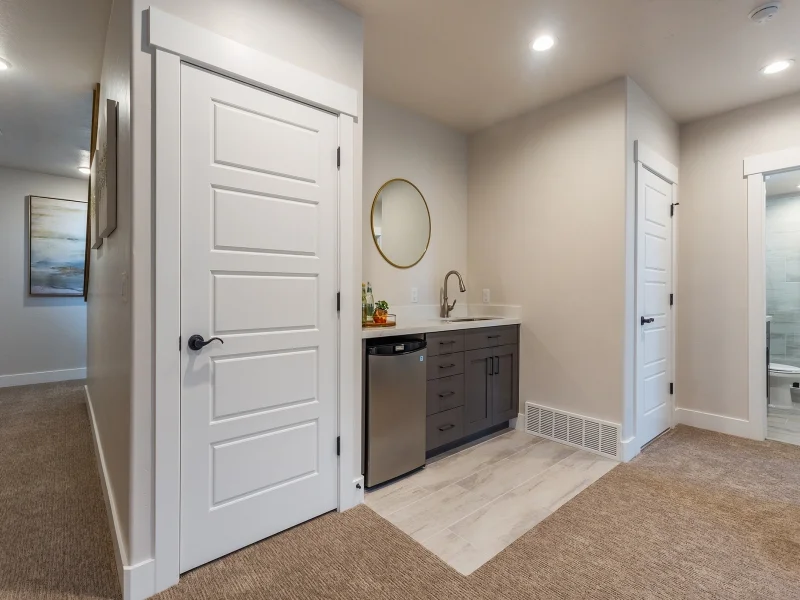 BasementFamilyRoom_800x600_3221847.jpg