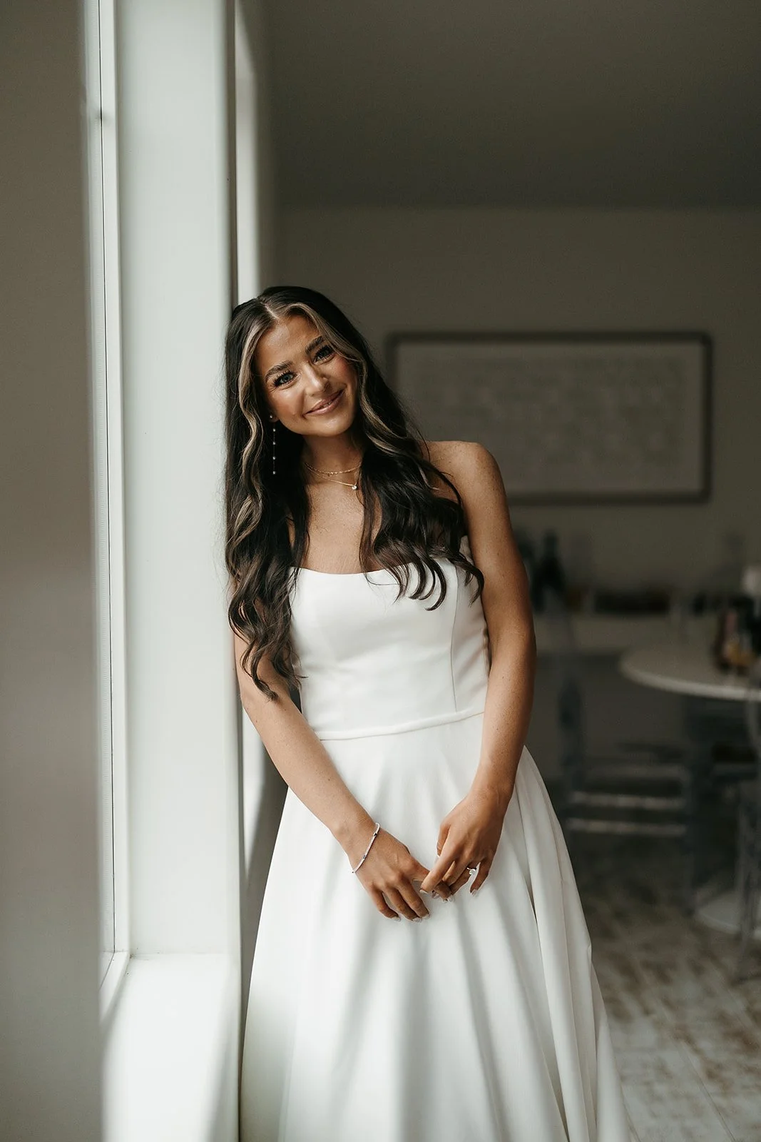 bride near the window for morning portraits