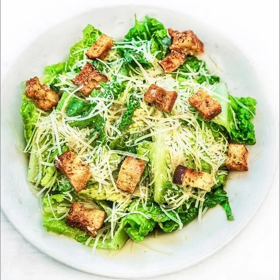 Best Salads for Pizza Lovers: Big Greens That Eat Like a Meal