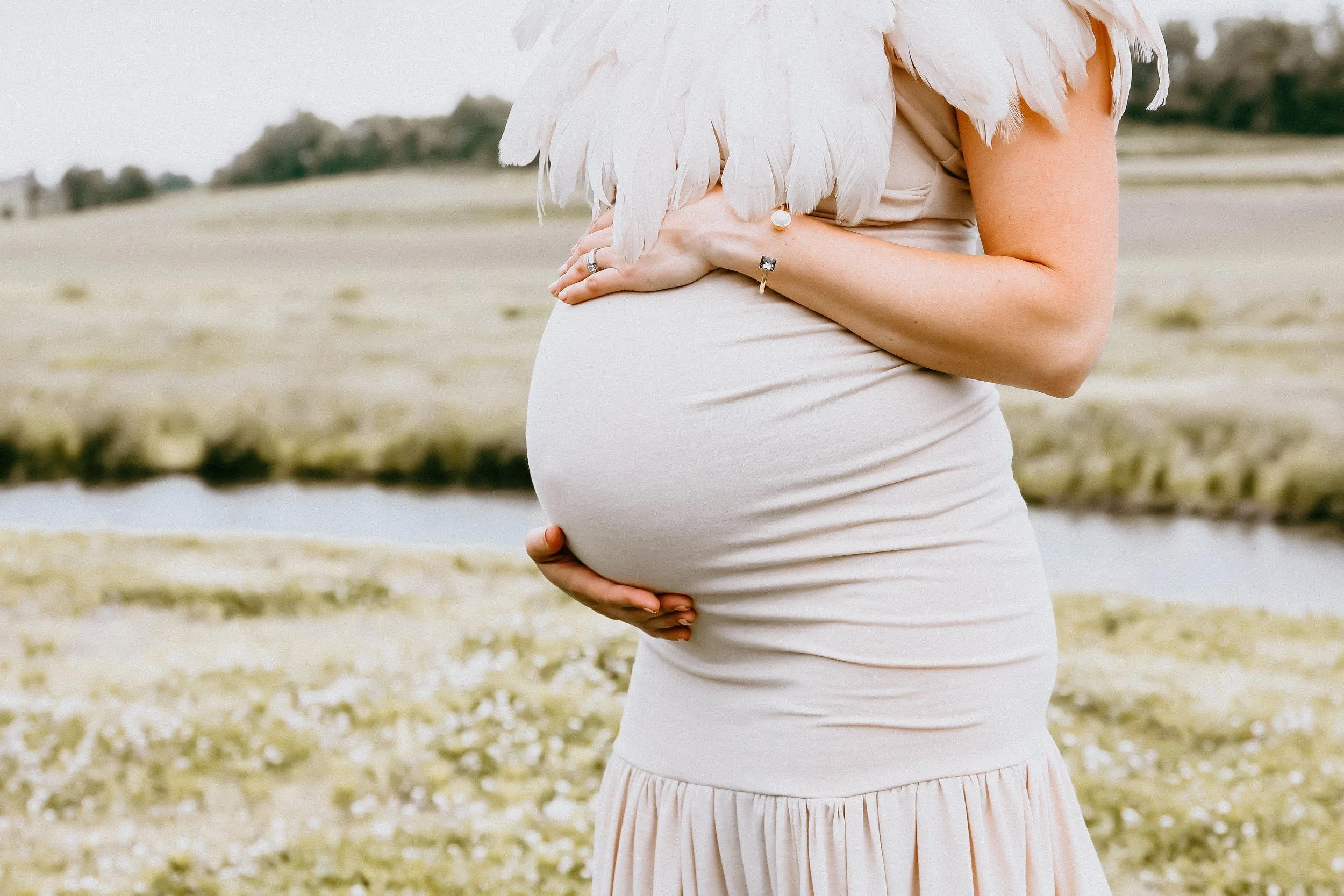 Omaha Pregnancy Photoshoot | Soft & Natural Maternity Portrait