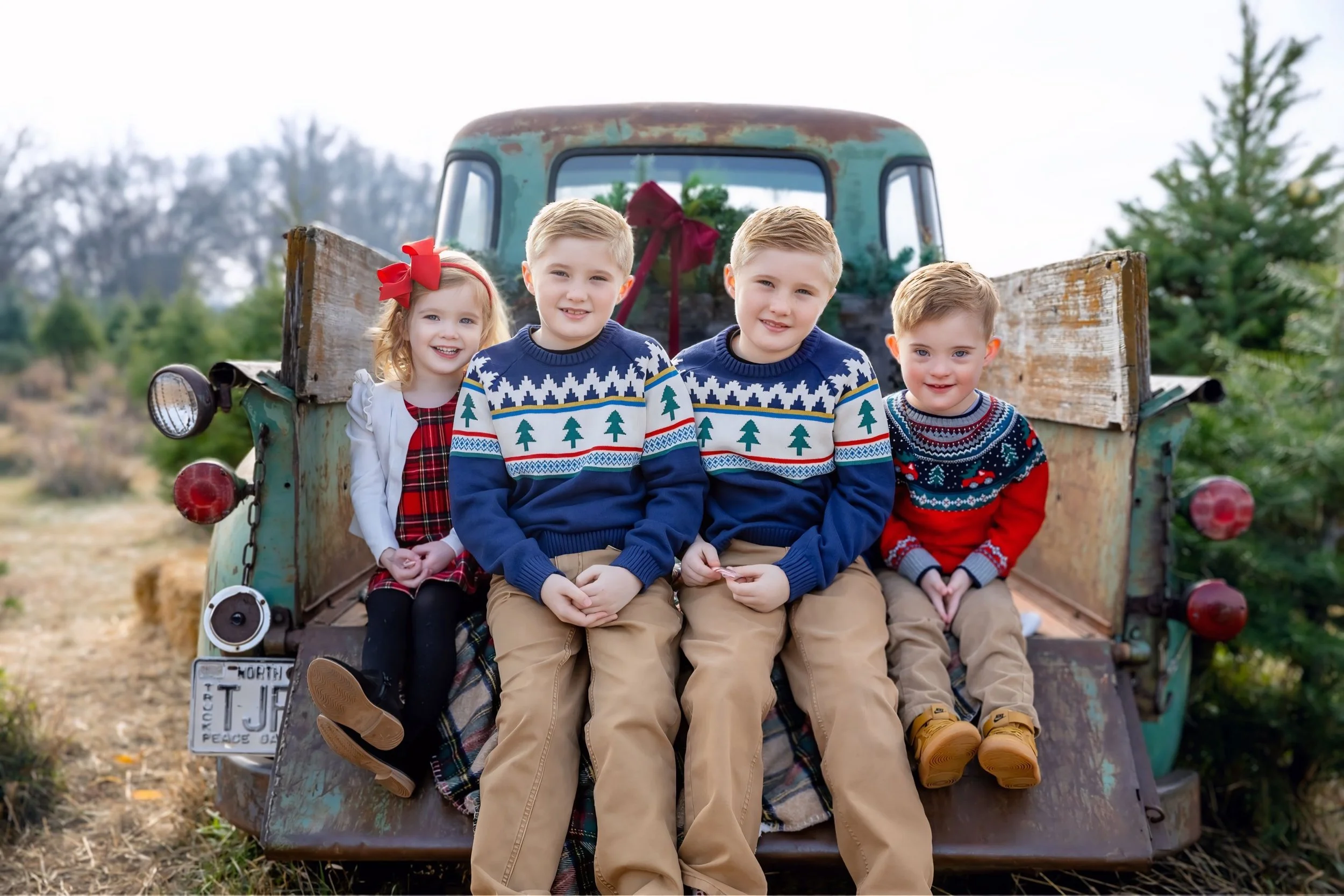 Omaha Mini Session Photographer – Christmas Tree Farm – Holiday Family Session – Reaction Photography
