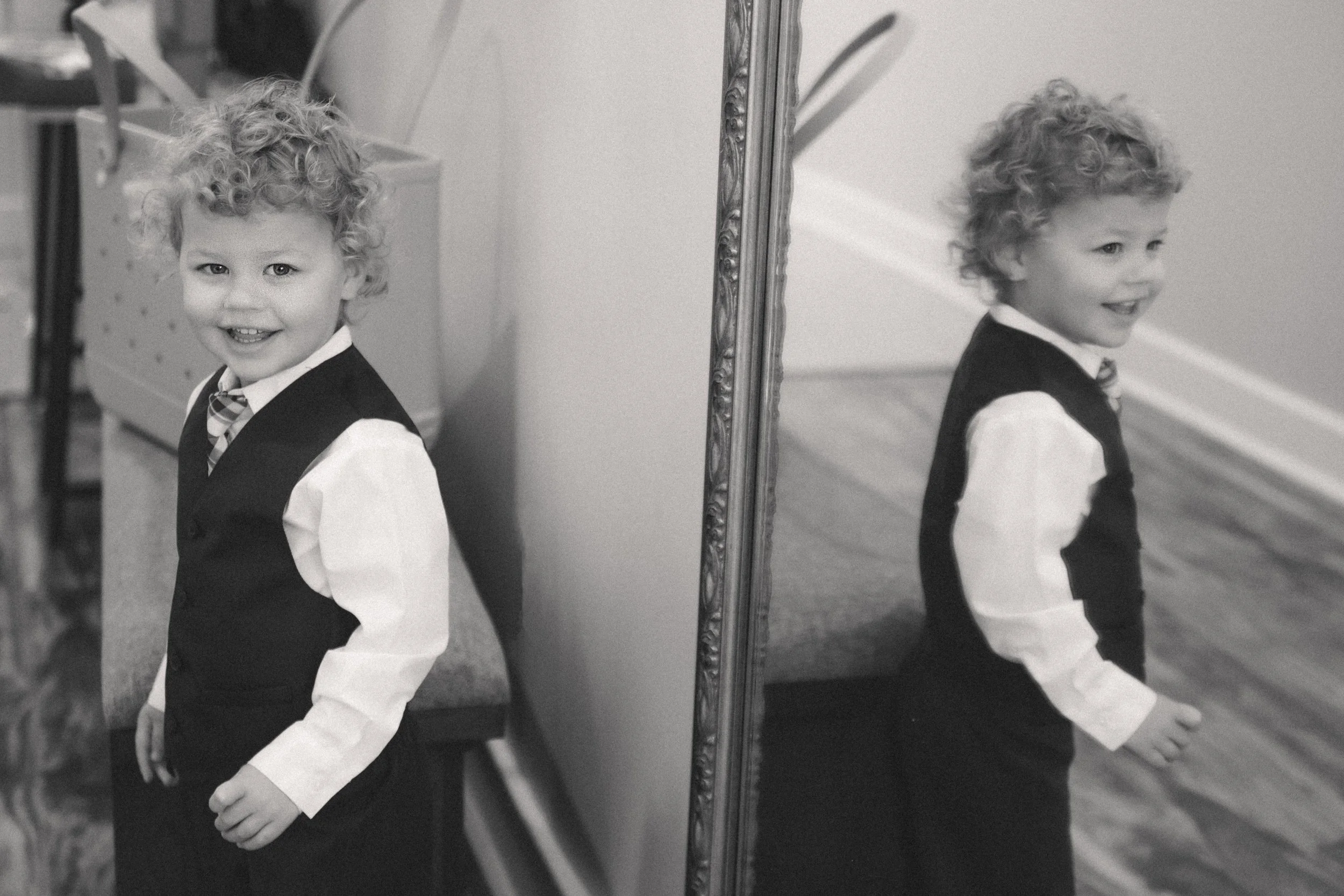 Omaha Wedding Photography | Candid Wedding Guest Moments