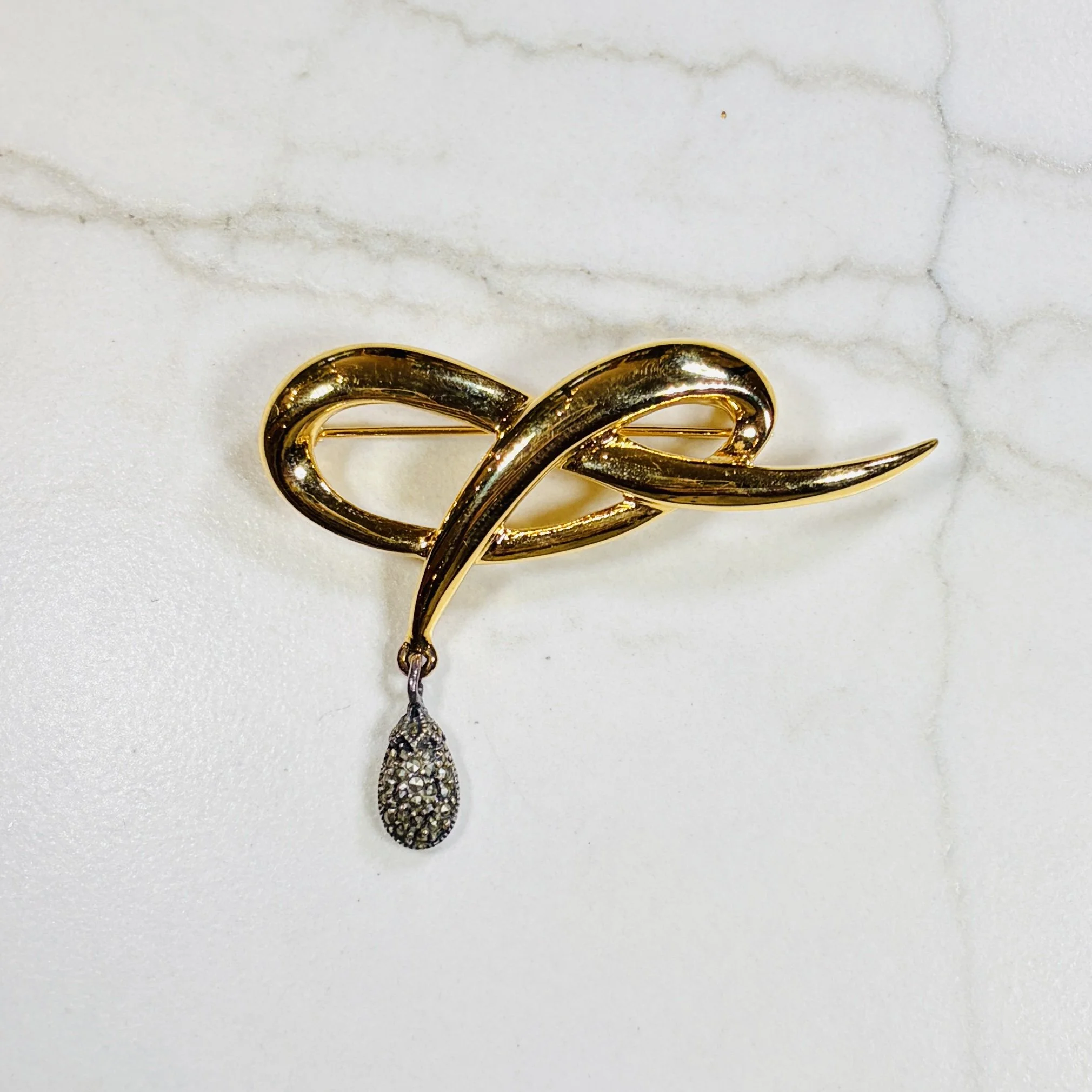 JJackTeardropGoldBowBrooch.JPEG