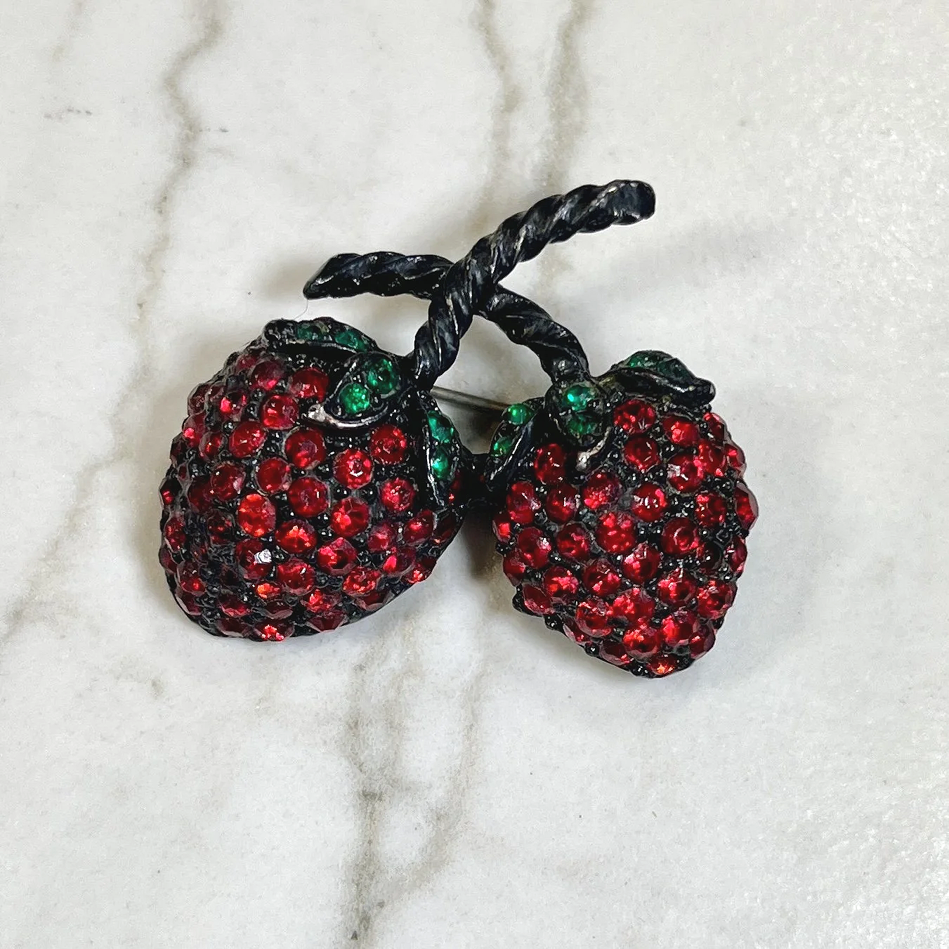 BroochWeissStrawberries.png