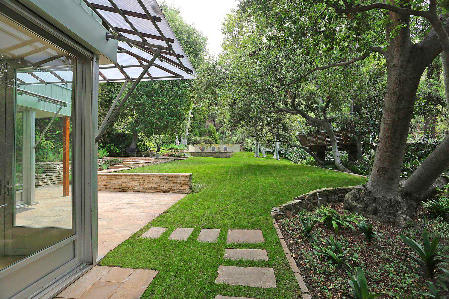 Mandeville contemporary garden and landscaping