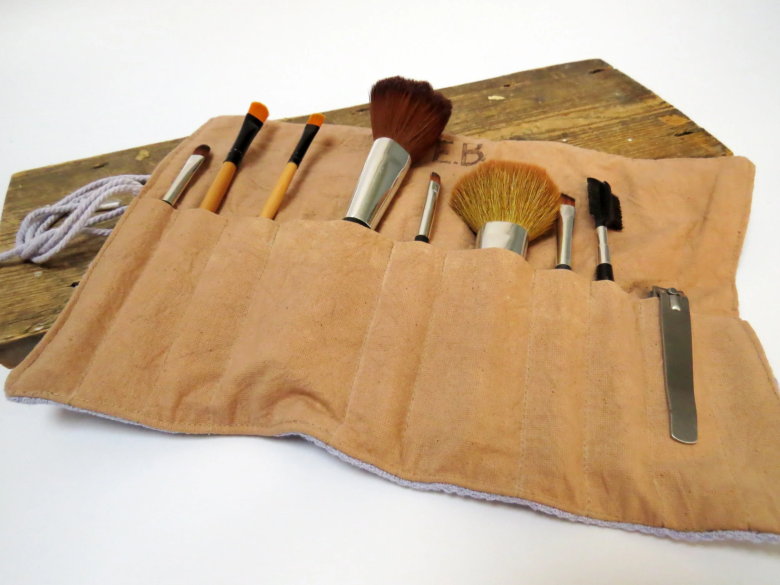 Sustainable Makeup Brush Roll surf style summer fashion
