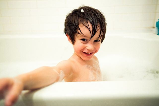 Bathtime  #familyphotographer #nycfamilyphotographer #familyphotography #familypic #childphotographer #familyportraits #familylove #childrenphotographer #familyphotoshoot #family #photographyfamily #familyportraits #familyportrait #candidchildhood #c