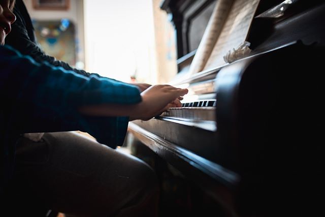 Piano time with daddy.  #familyphotographer #nycfamilyphotographer #familyphotography #familypic #childphotographer #familyportraits #familylove #childrenphotographer #familyphotoshoot #family #photographyfamily #familyportraits #familyportrait #cand