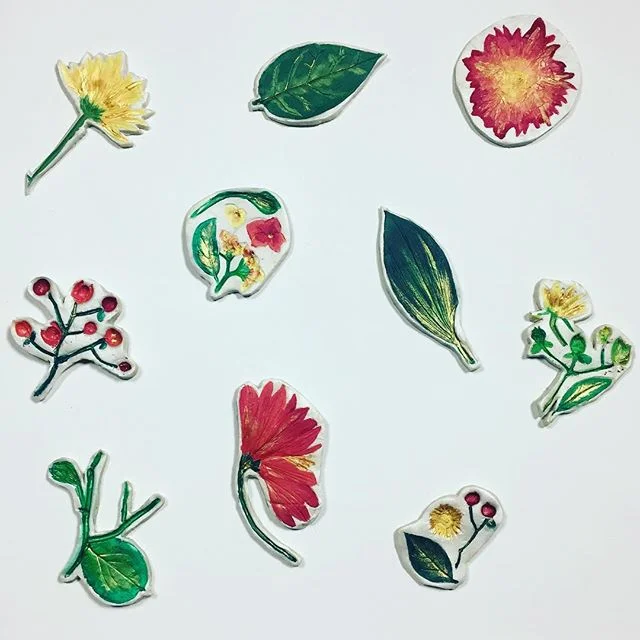 The un-growable garden 🌾
&bull;&bull;&bull;
Ceramic pieces hand pressed with cut flowers then painted. A project in response to the prompt: create something once moving then make it still🍃