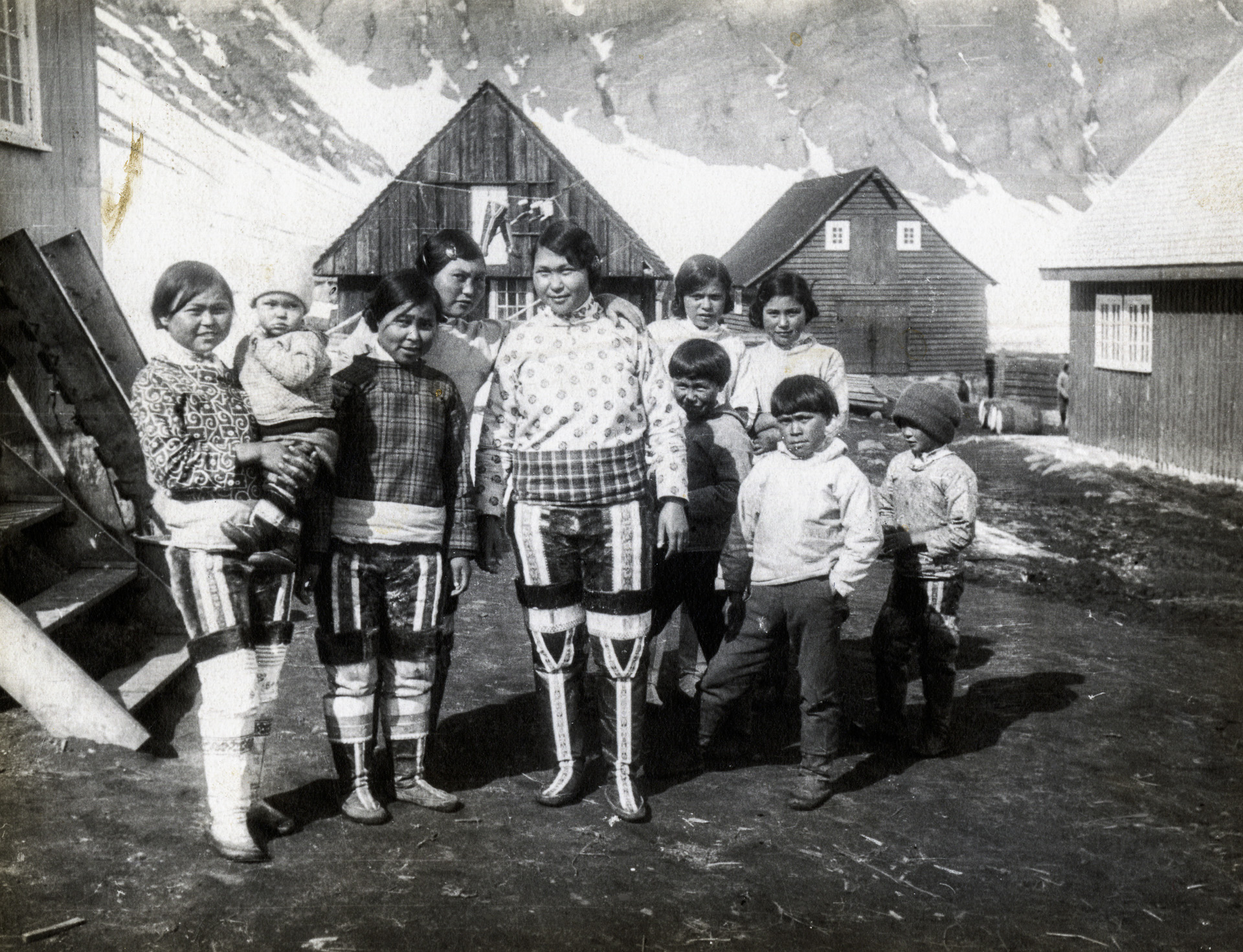  Group portrait in the center of Illorsuit 