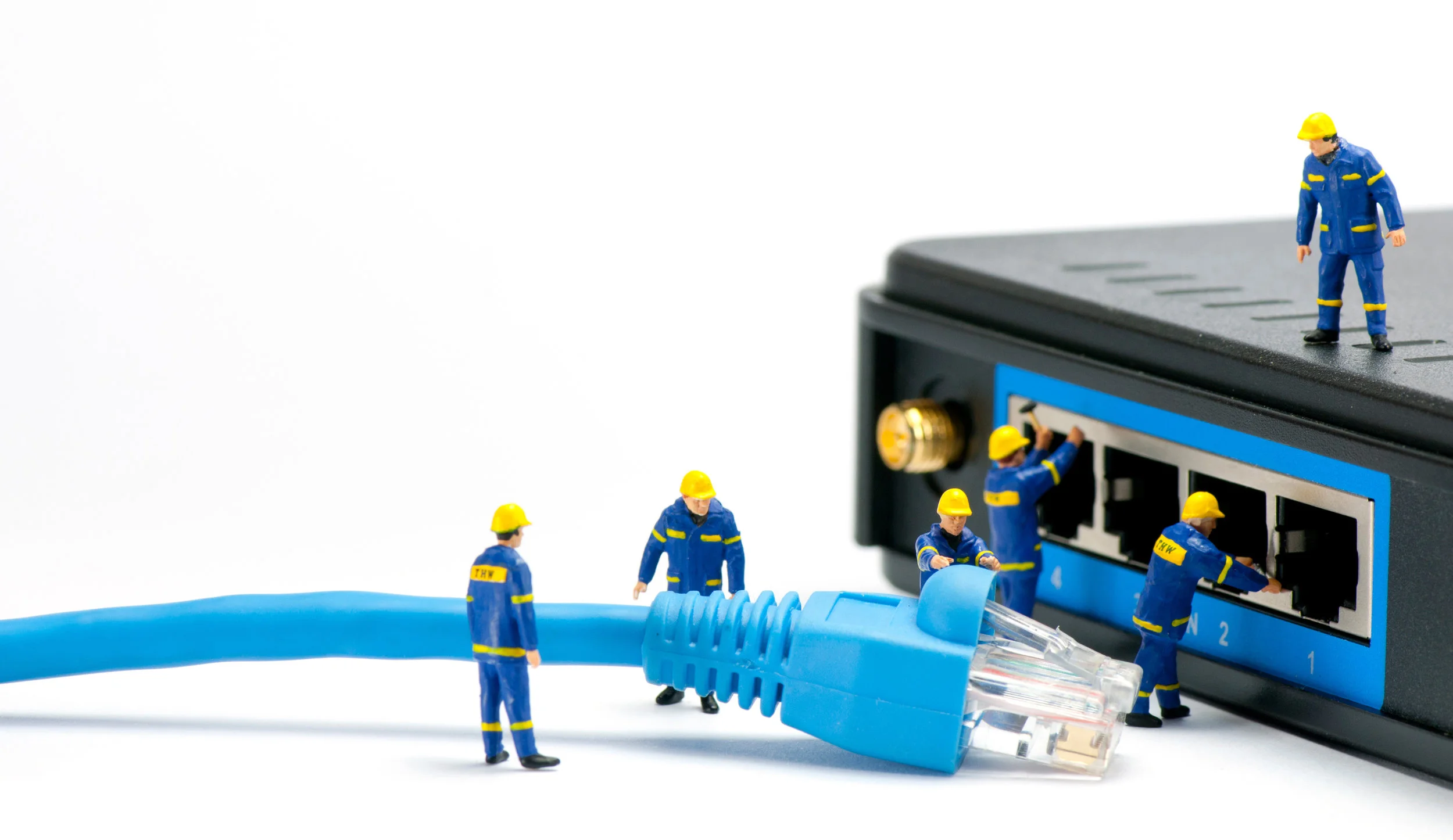 technicians-connecting-network-cable_zkAdn9A_.jpg