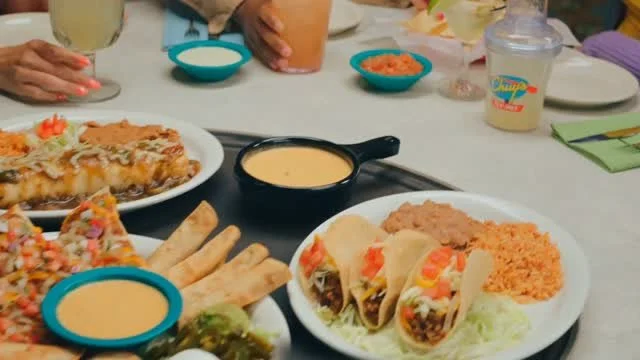 More handmade shots and BTS from our shoot with @chuysrestaurant 🌮🔥

Such a solid day on set, capturing a little of what makes their kitchen move.

Thanks again to everyone who helped bring this one to life!

Chuy&rsquo;s Tex-Mex: @chuysrestaurant
