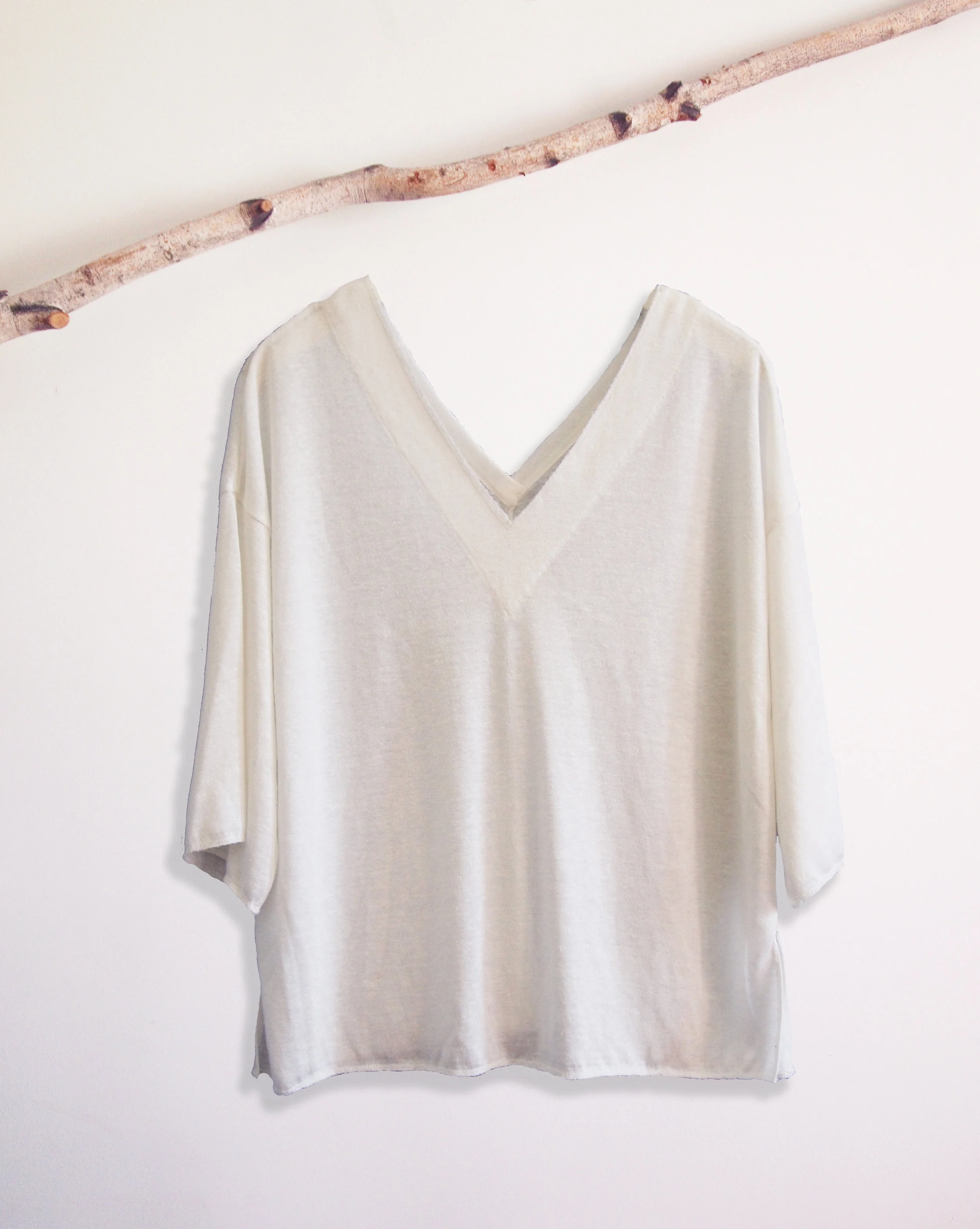 #881-595 LINEN MIX JZ 3/4SLV V-NECK shown in WHITE 60% LINEN 40% POLYESTER