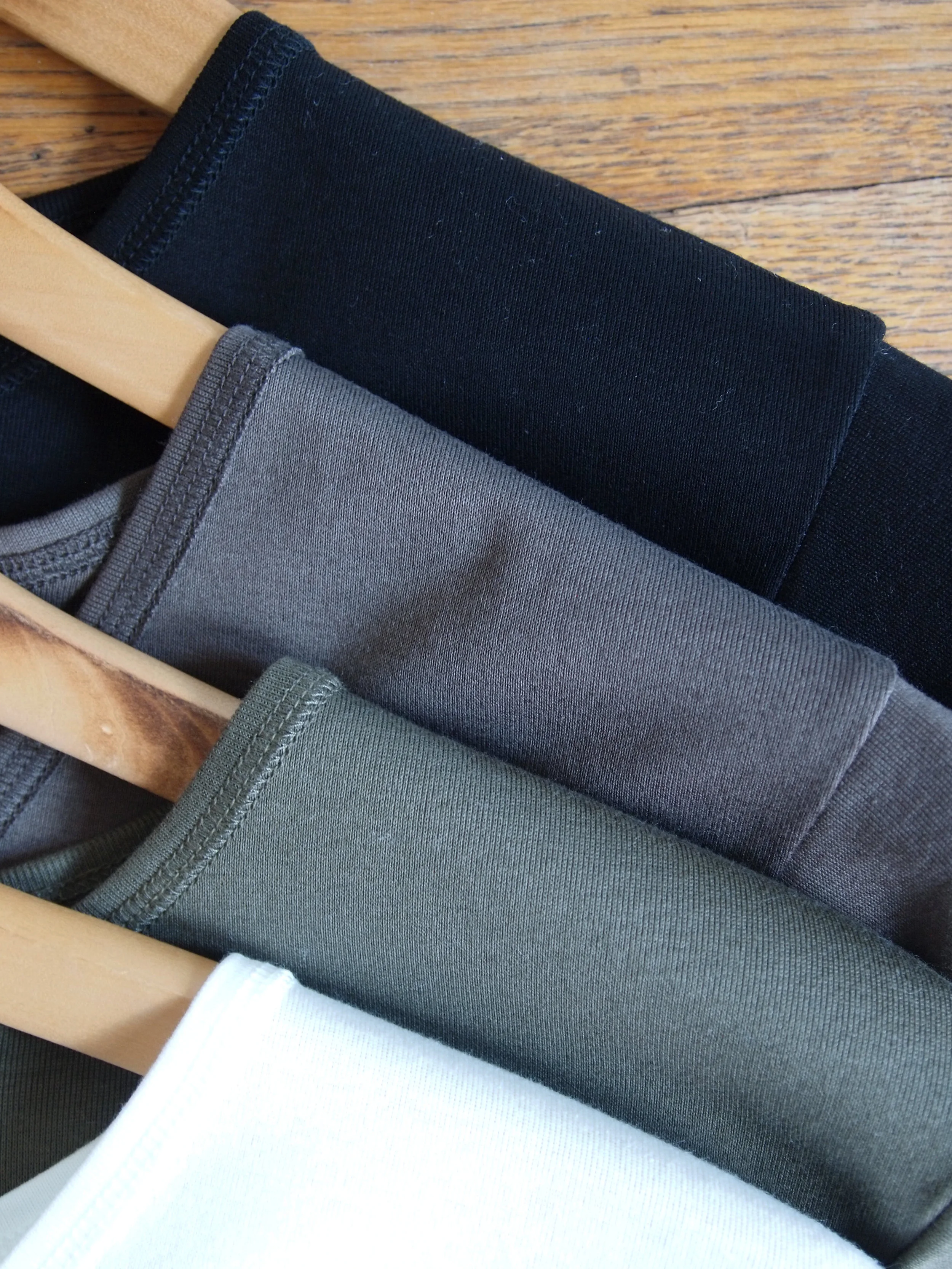 color from top: BLACK, DARK TAUPE, OLIVE, WHITE