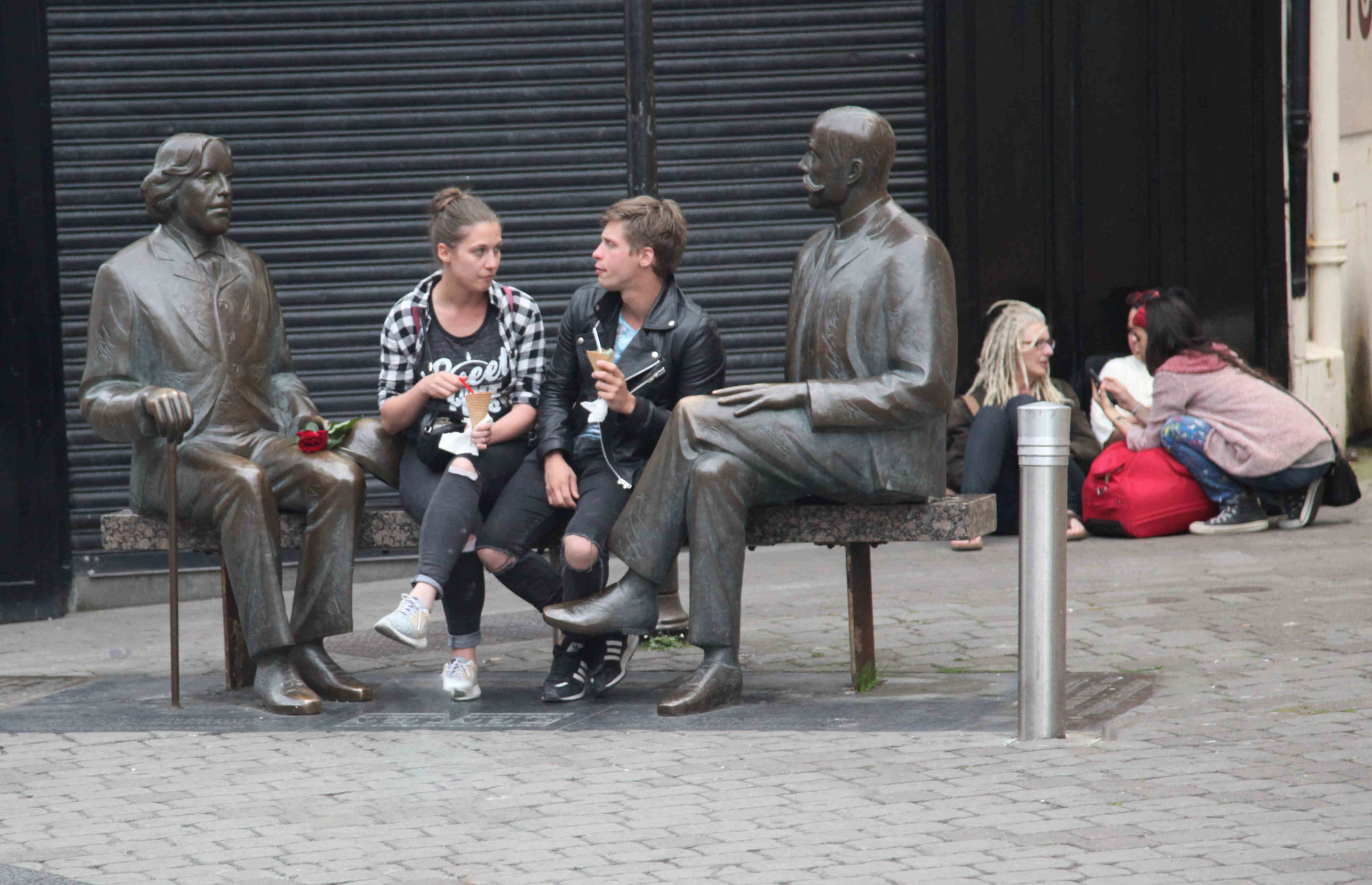 Ireland, couple between statues