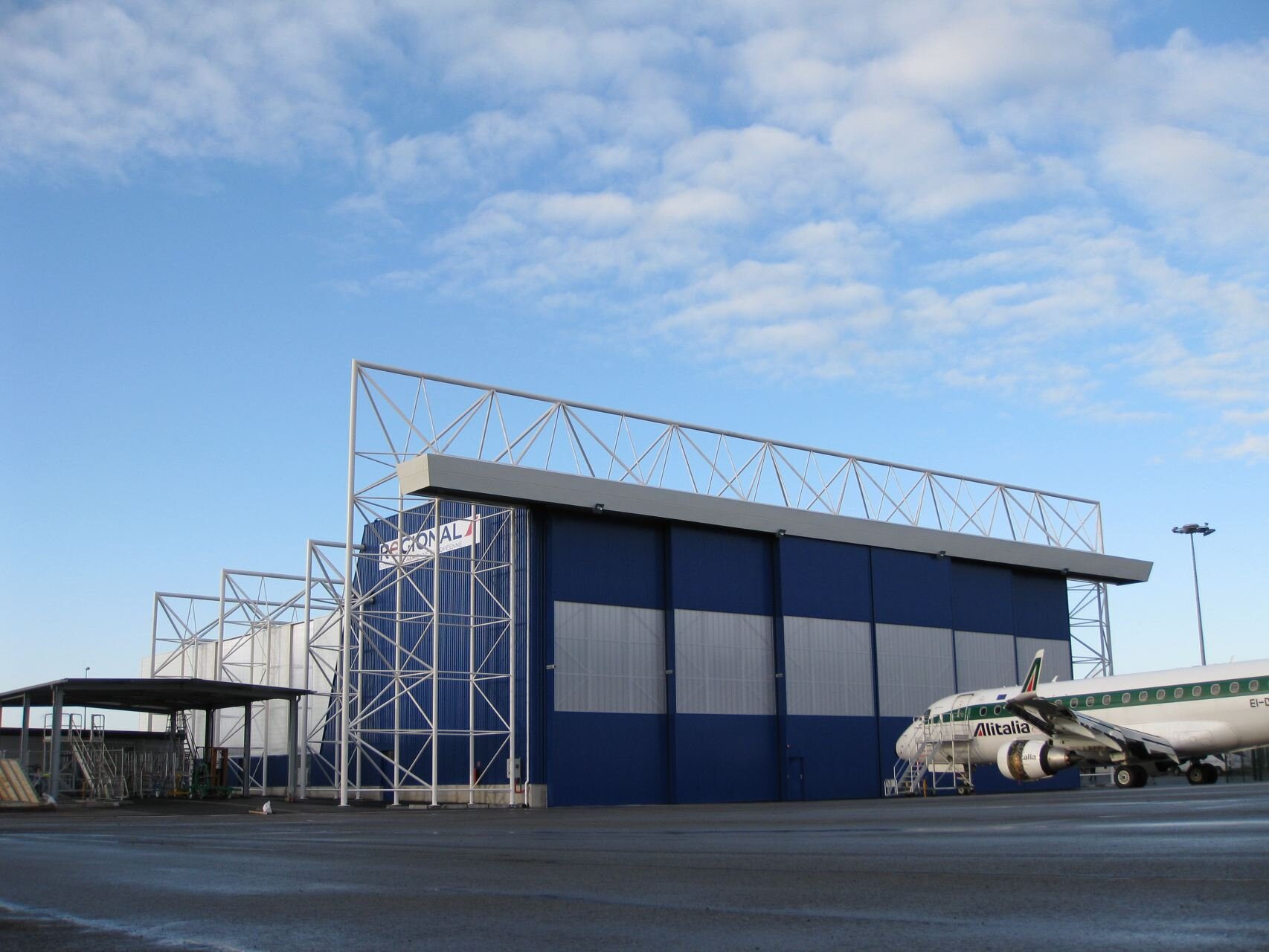 Hangar pour maintenance des avions - LEsquin