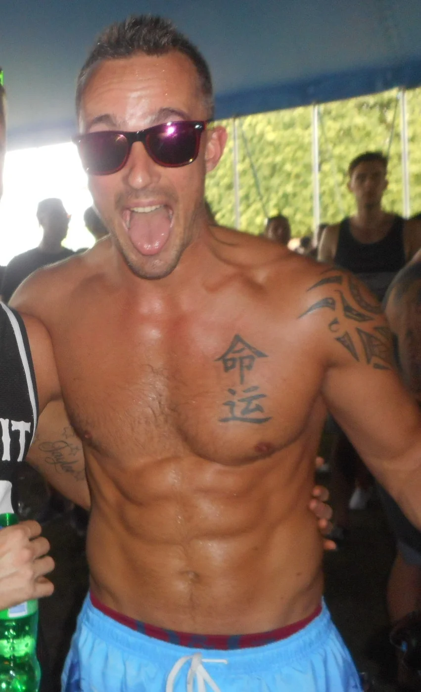 Tim - Exotic french male topless waiter