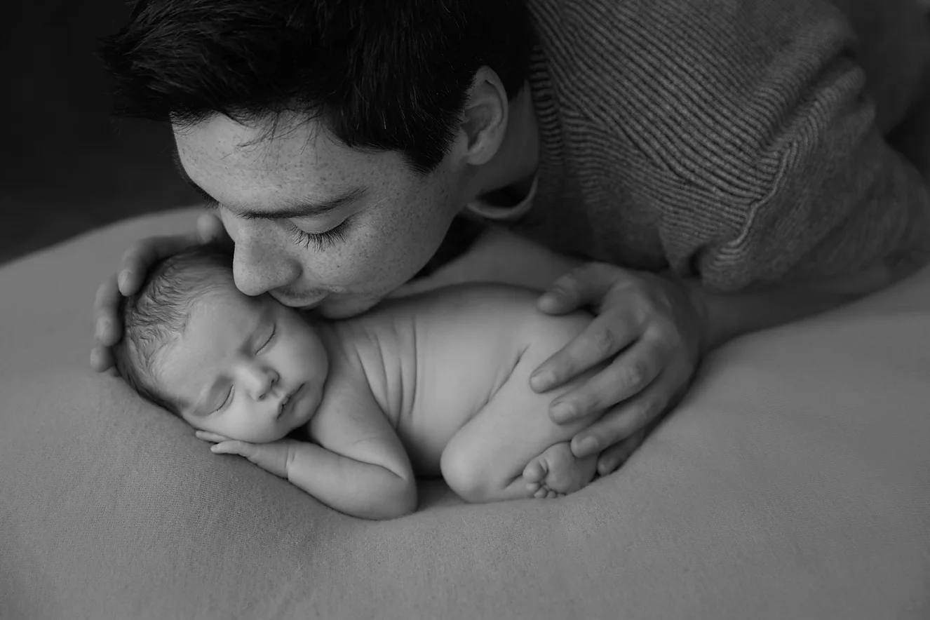 Tania Fernandes newborn dad web.jpg