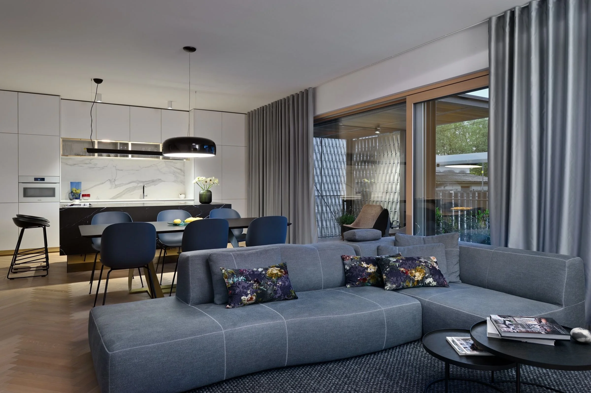 Kult interier 1 B&B Italia Ljubljana Bend sofa .jpg