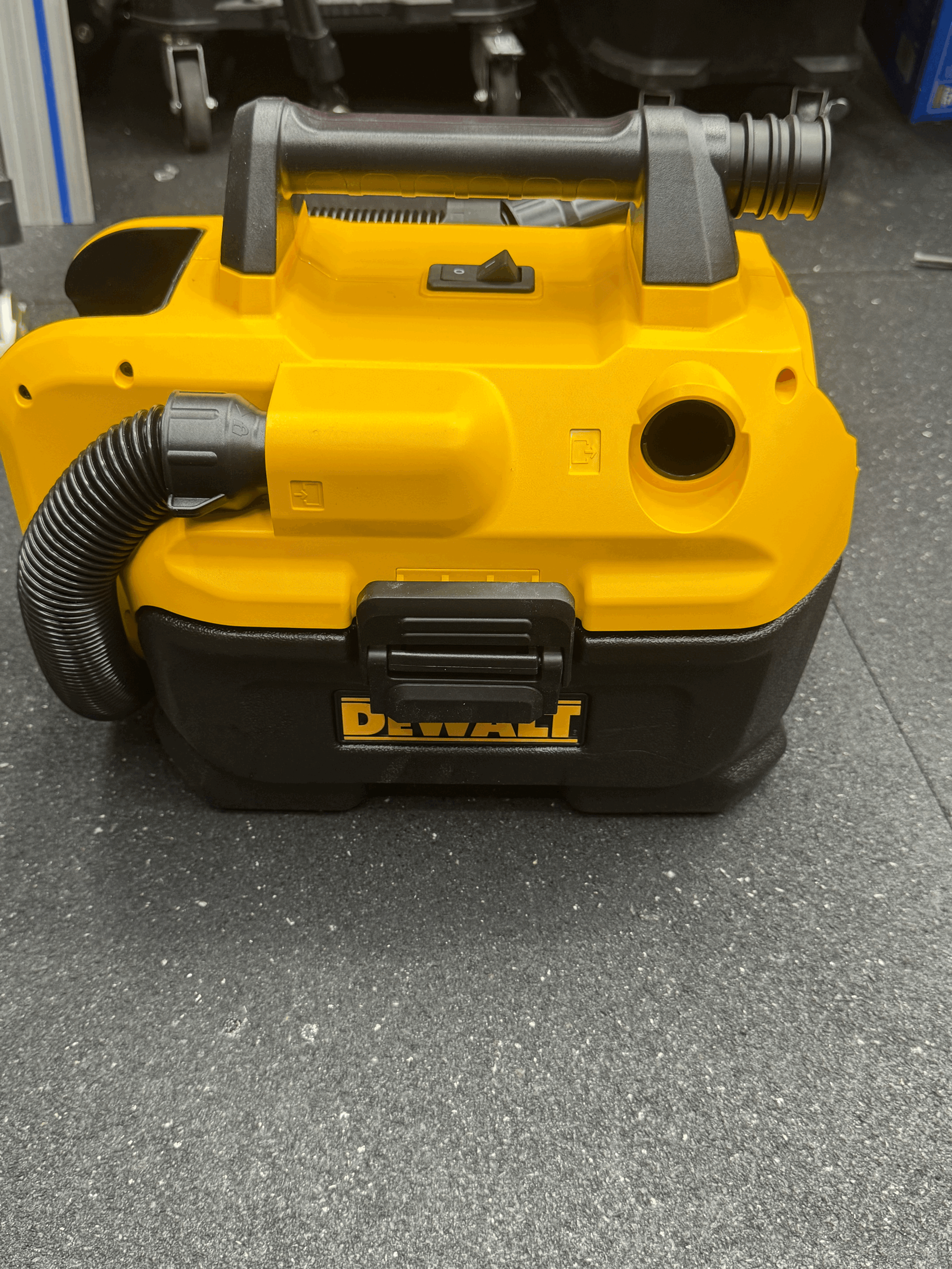 Used DEWALT 20V MAX CORDLESS WET/DRY VAC (Tool Only)