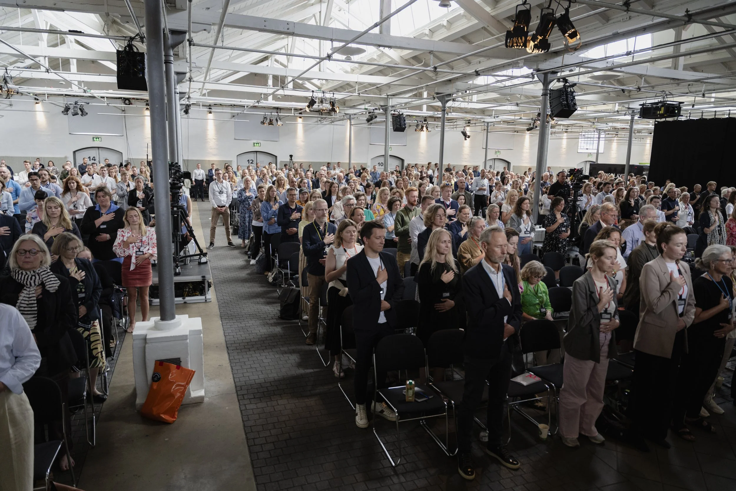 Laura facilitating a meditation at the Børsen Summit 2024