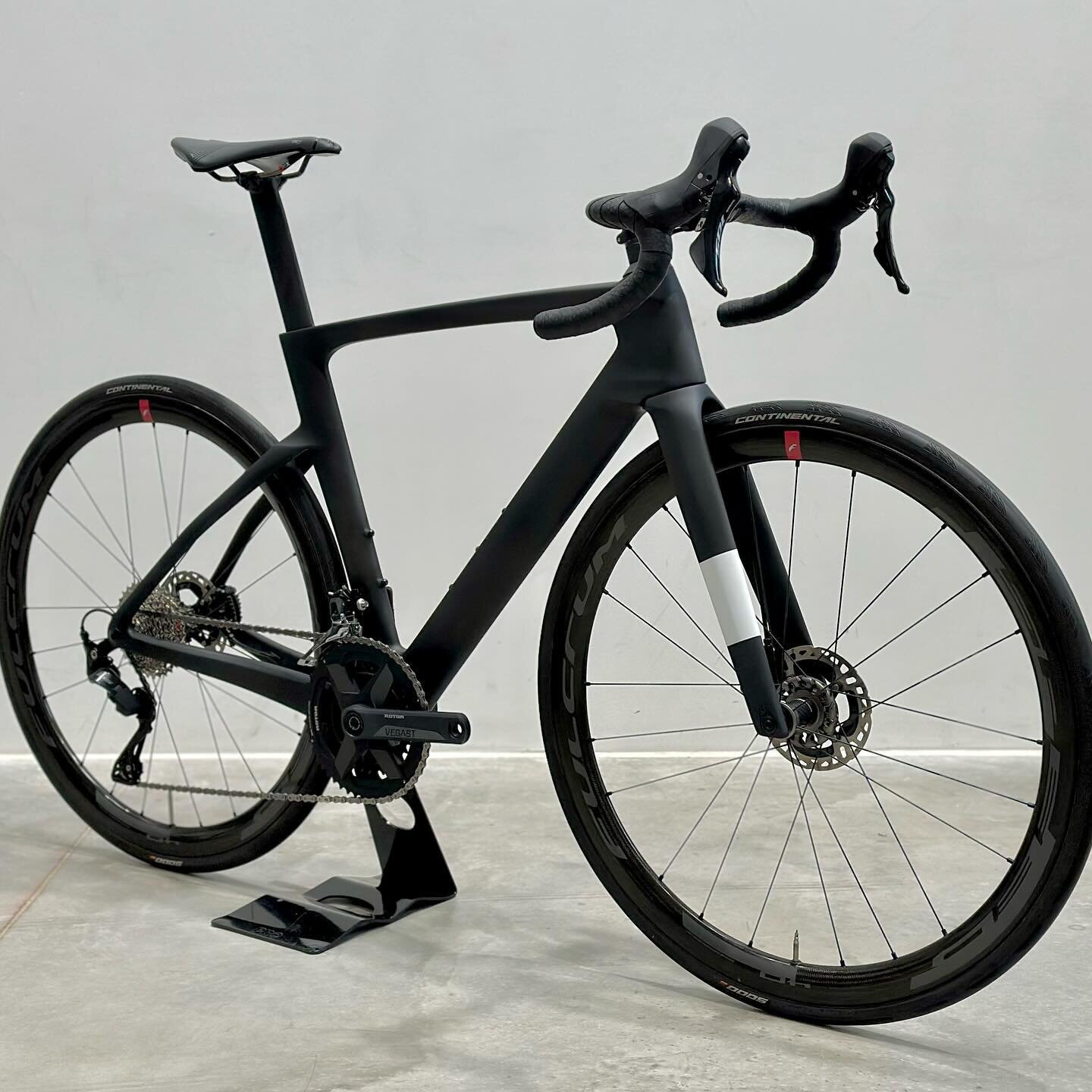 Here is @amc.png Avec Sythe build in the stealthy raw carbon and white design. Individually tailored with a Shimano 105 mechanical groupset, Pro PLT carbon/alloy cockpit, and a (temporary) set of Fulcrum carbon wheels. Weighing in at an impressive we