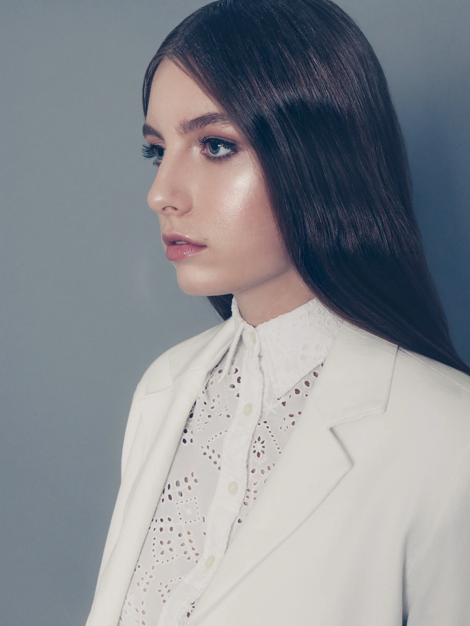 amora_beauty_studio_home_woman_fashion_model_indie_white_coat.jpg
