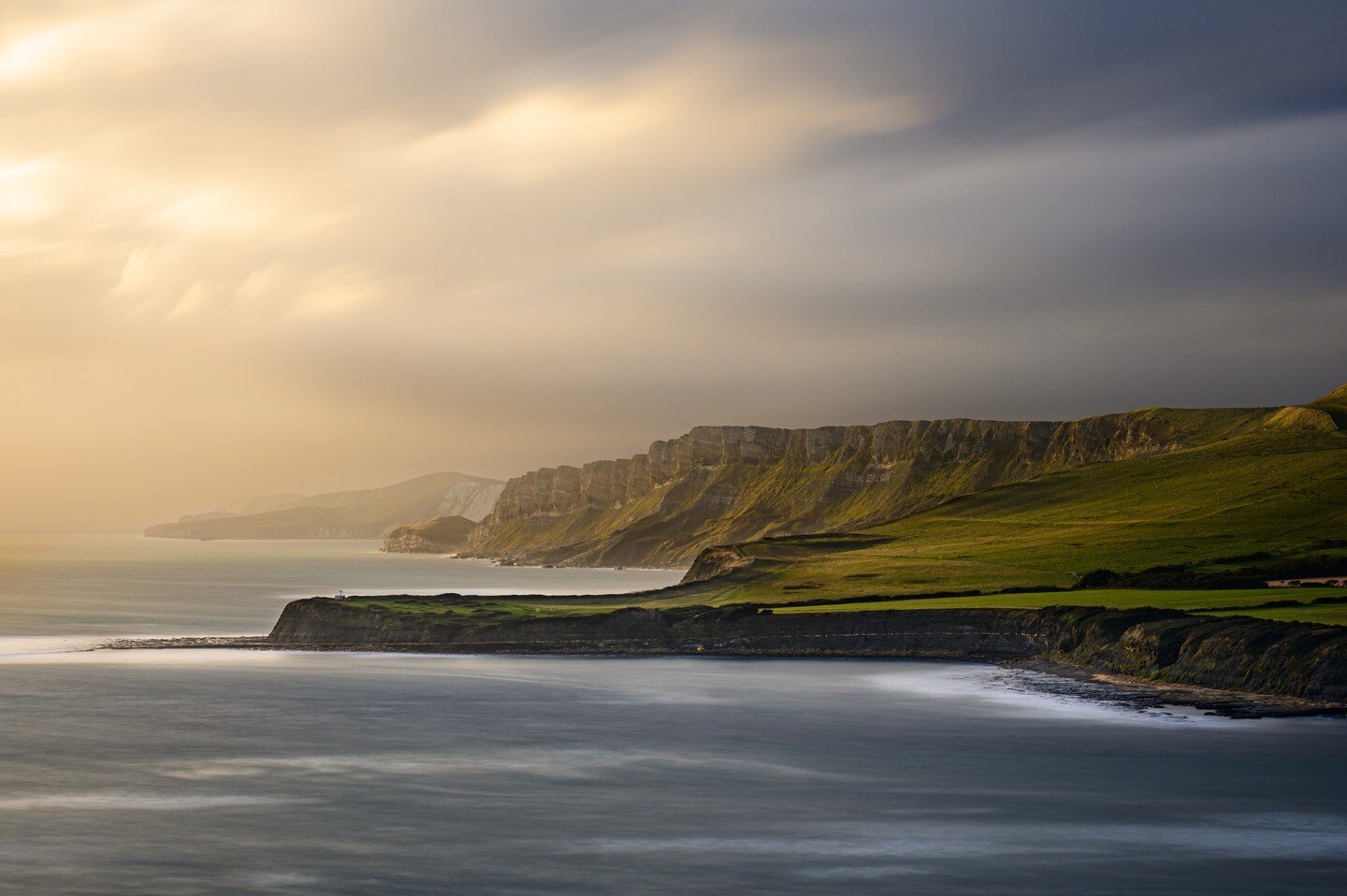 Some sweet light catching the stunning Jurassic Coastline recently in this long exposure shot. Much needed escape! 
#longexposure 
#dorset