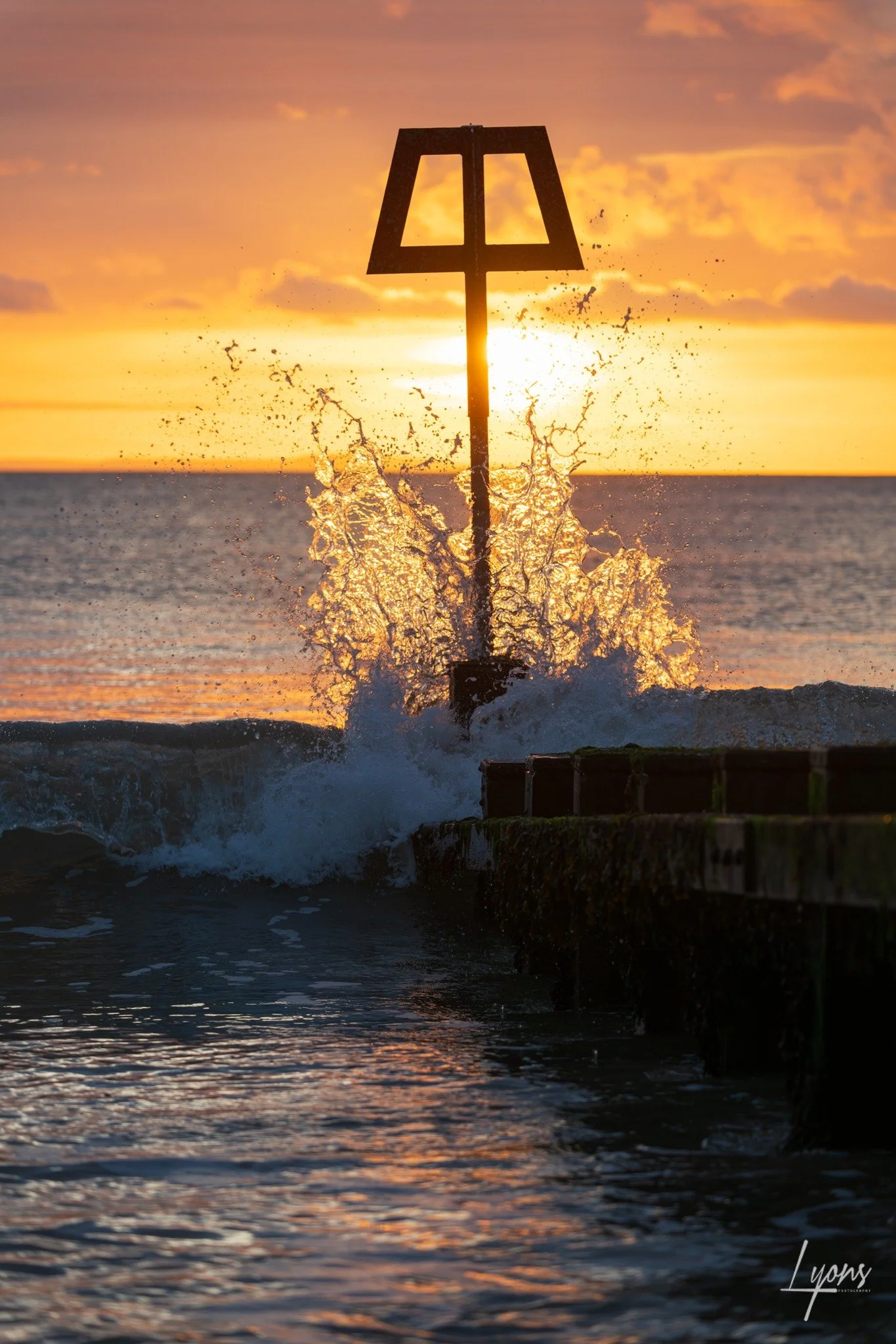 Golden hour in Swanage with the sea doing what it does best and stealing the show with a little help from the sun back lighting the textures
#dorset 
#lovewhereyoulive