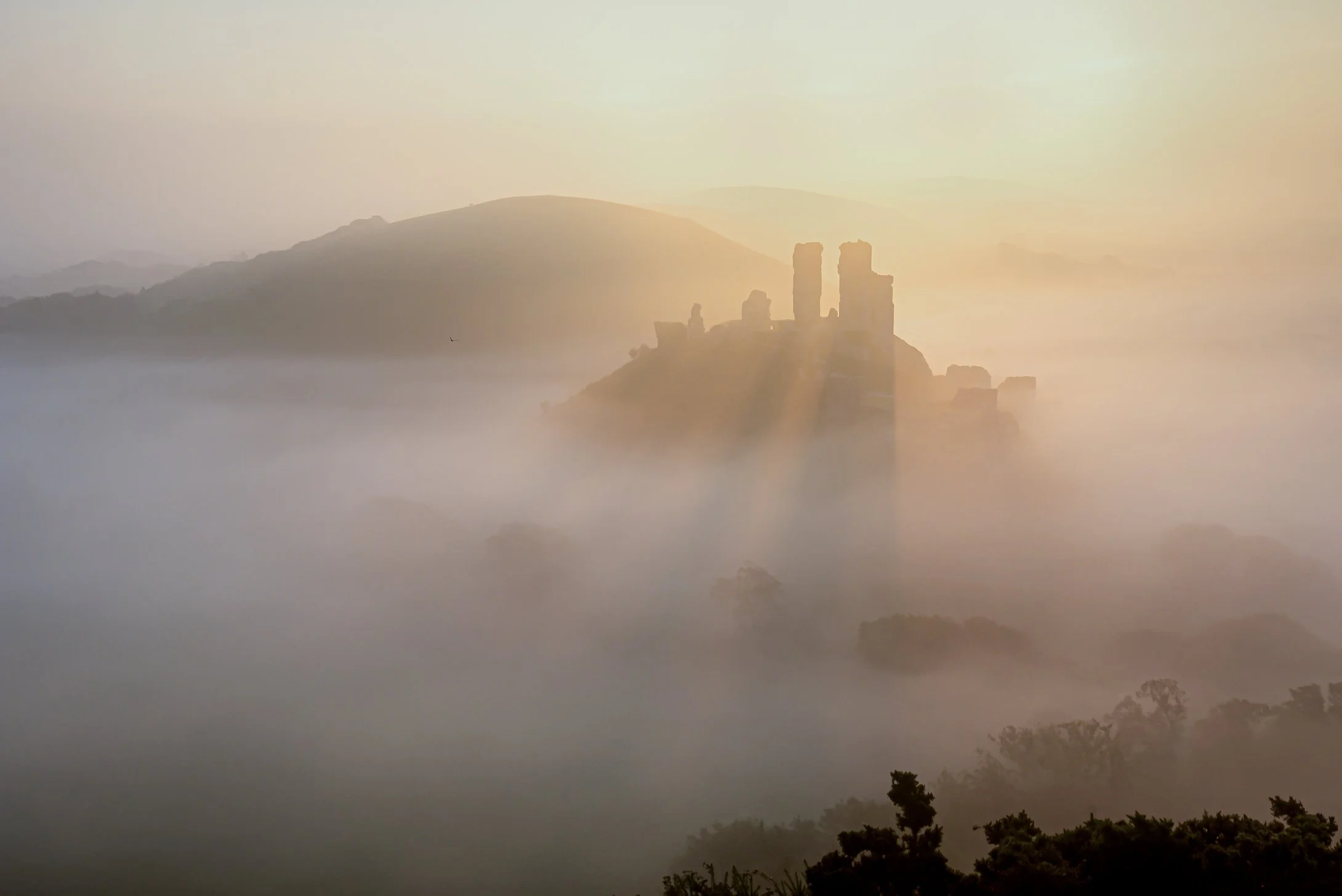 Corfe Castle sunrays