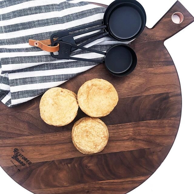 Cookie time! We followed a new recipe for snickerdoodles last night from @shiran_dickman&rsquo;s blog and it&rsquo;s GOOD! Check out the process in our stories today and swipe to see the cinnamon-sugary magic close up!
&bull;
This is one of our favor