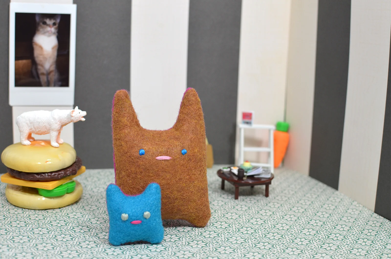 02.PAIR-BrownSmall-BlueTiny01.jpg