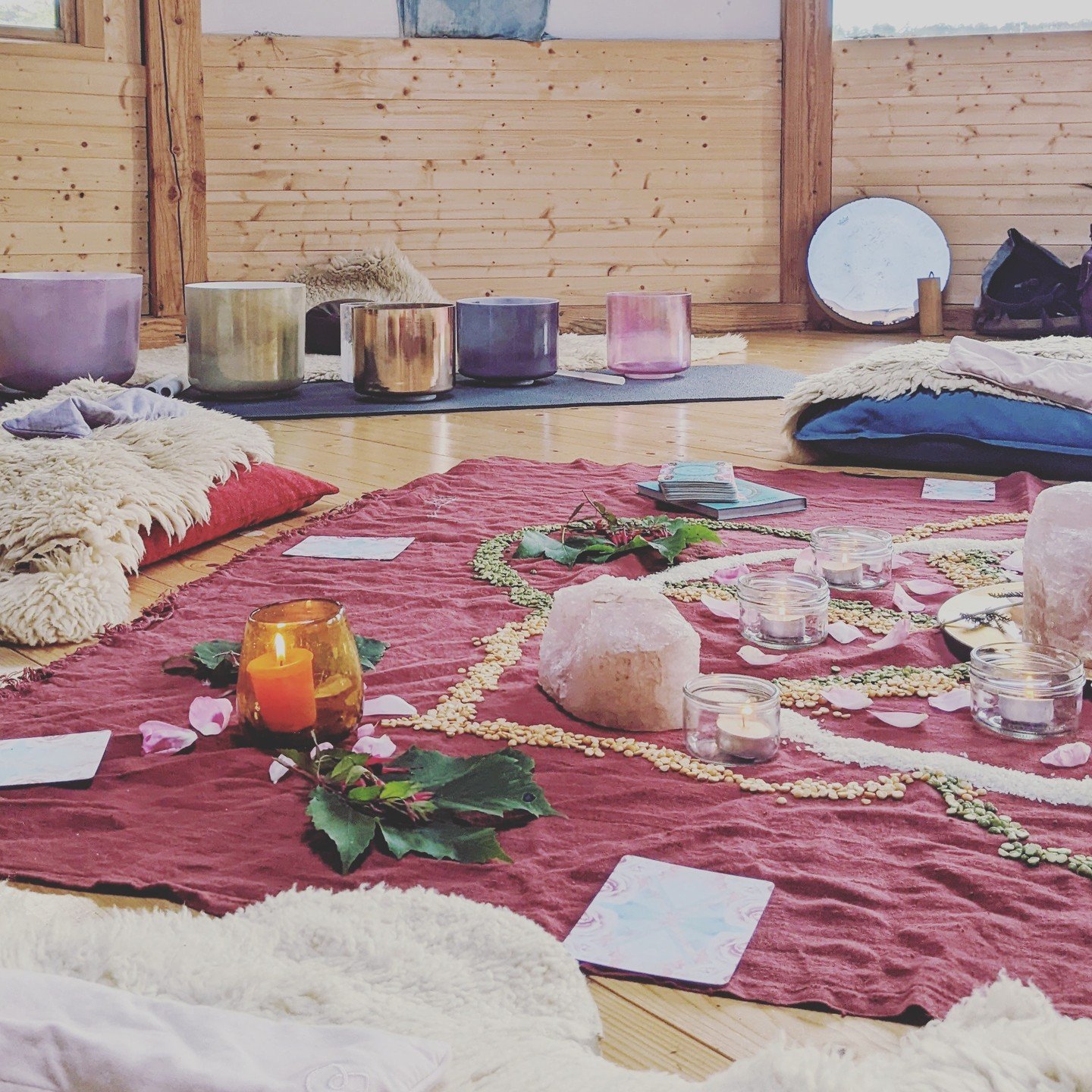 I had so much fun last week teaching Yoga and playing the Crystal Alchemy Bowls in this gorgeous yurt for a group of gorgeous women. Thanks so much @earthymaama for inviting me to join and contribute to your friends blessingway celebrations.

Next cl