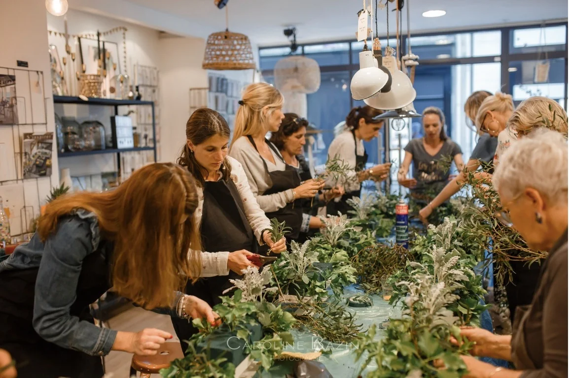 Entreprise ou particulier , nous vous proposons des ateliers d’art floral. Nous choisissons ensemble le thème de votre atelier. Nous nous déplaçons avec tout le matériel nécessaire chez vous, dans vos locaux, dans vos boutiques pour créer un véritable moment de complicité, de découverte et de partage. Credit photos: Thomas Desbonnets Caroline Bazin