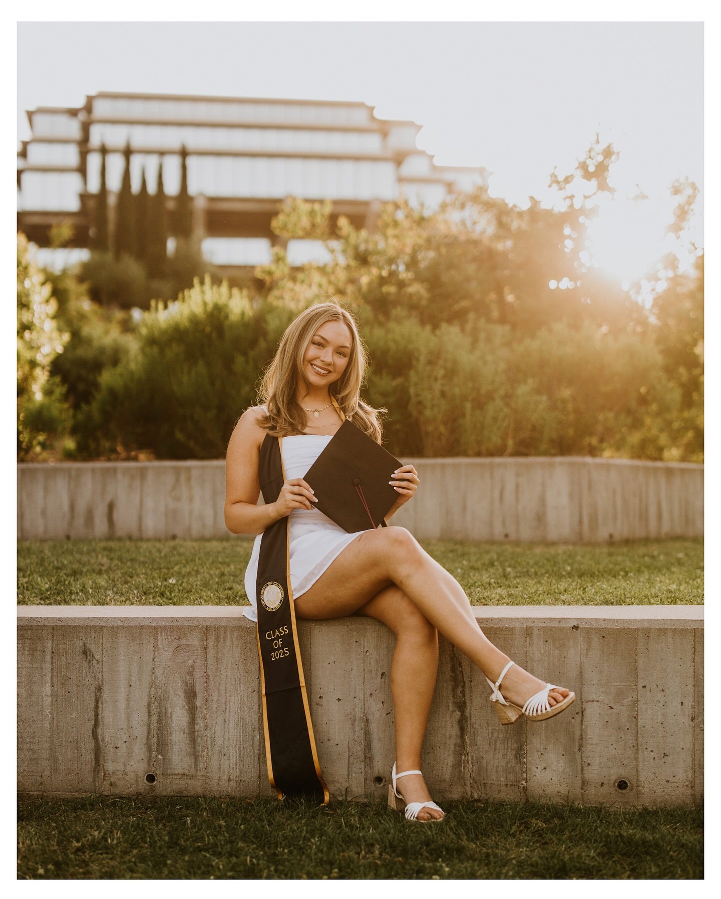 Sneak peek of some graduation photos for Alexa here in San Diego. Loving the beautiful light and greenery in Southern California this time of year. Thanks to her for the trust. 🙏 

Between shoots and travel time my calendar for June is filling up qu