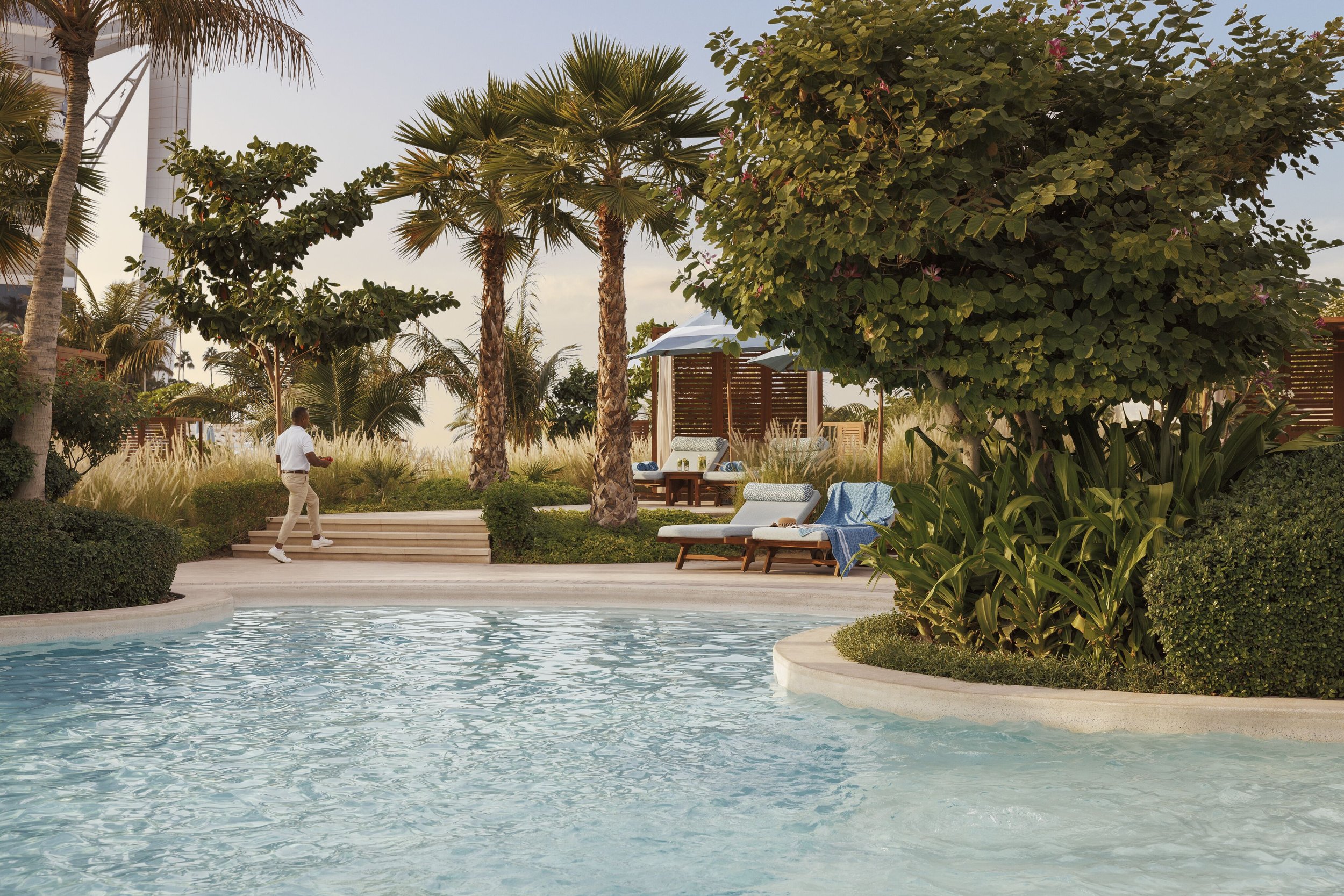 Medium_resolution_150dpi-Jumeirah Beach Hotel - Facilities - Executive Pool - Service 001.jpg