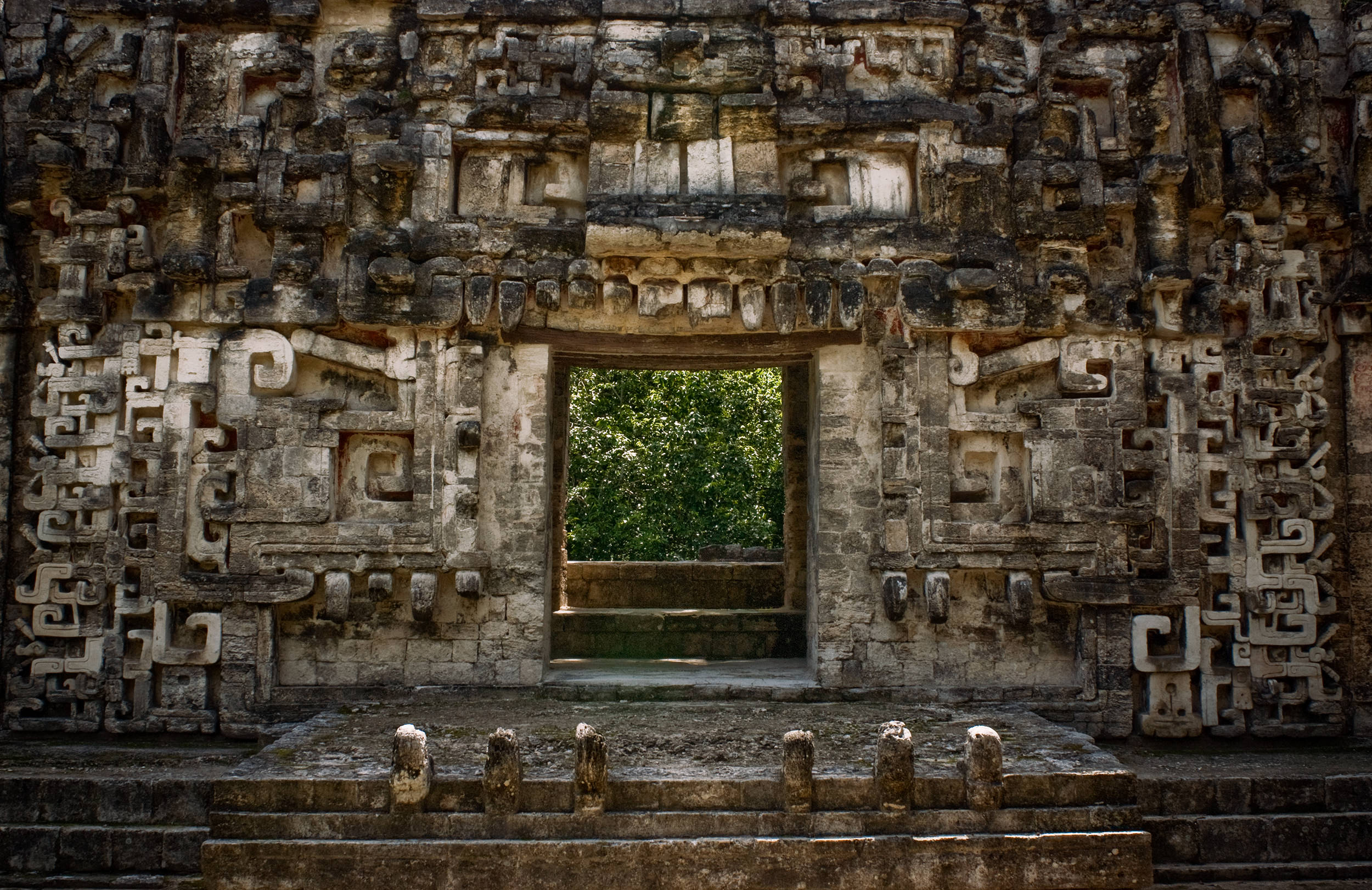 wojtek-jakubiec-photographer-montreal-mayan-mexico-documentary-chichenitza-jaguar-wall.jpg