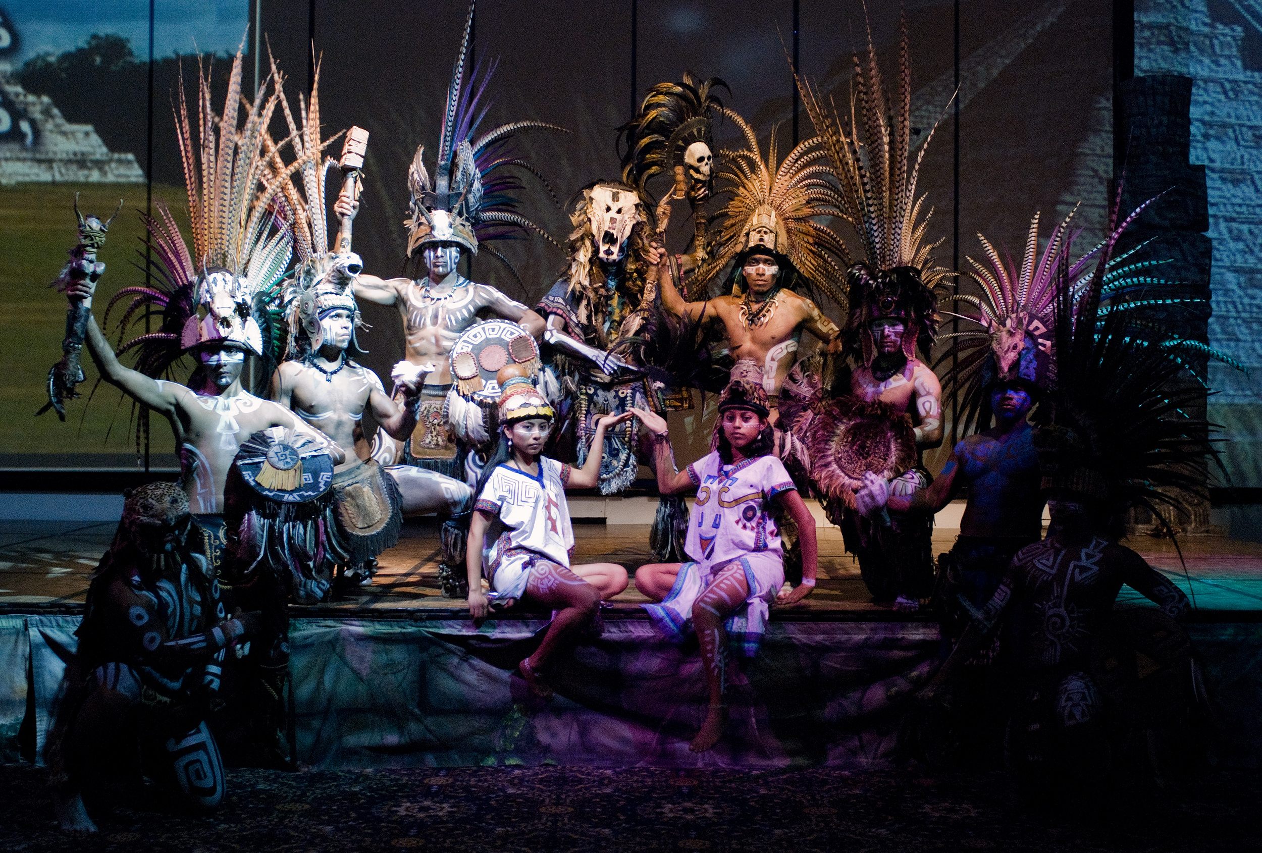 wojtek-jakubiec-photographer-montreal-mayan-mexico-documentary-Mayan-groupShot-event.jpg